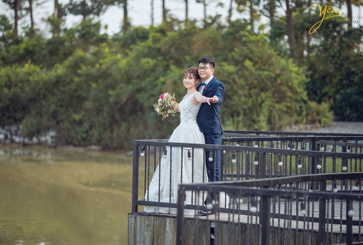 tạo dáng khi chụp ảnh cưới ở ngoài trời