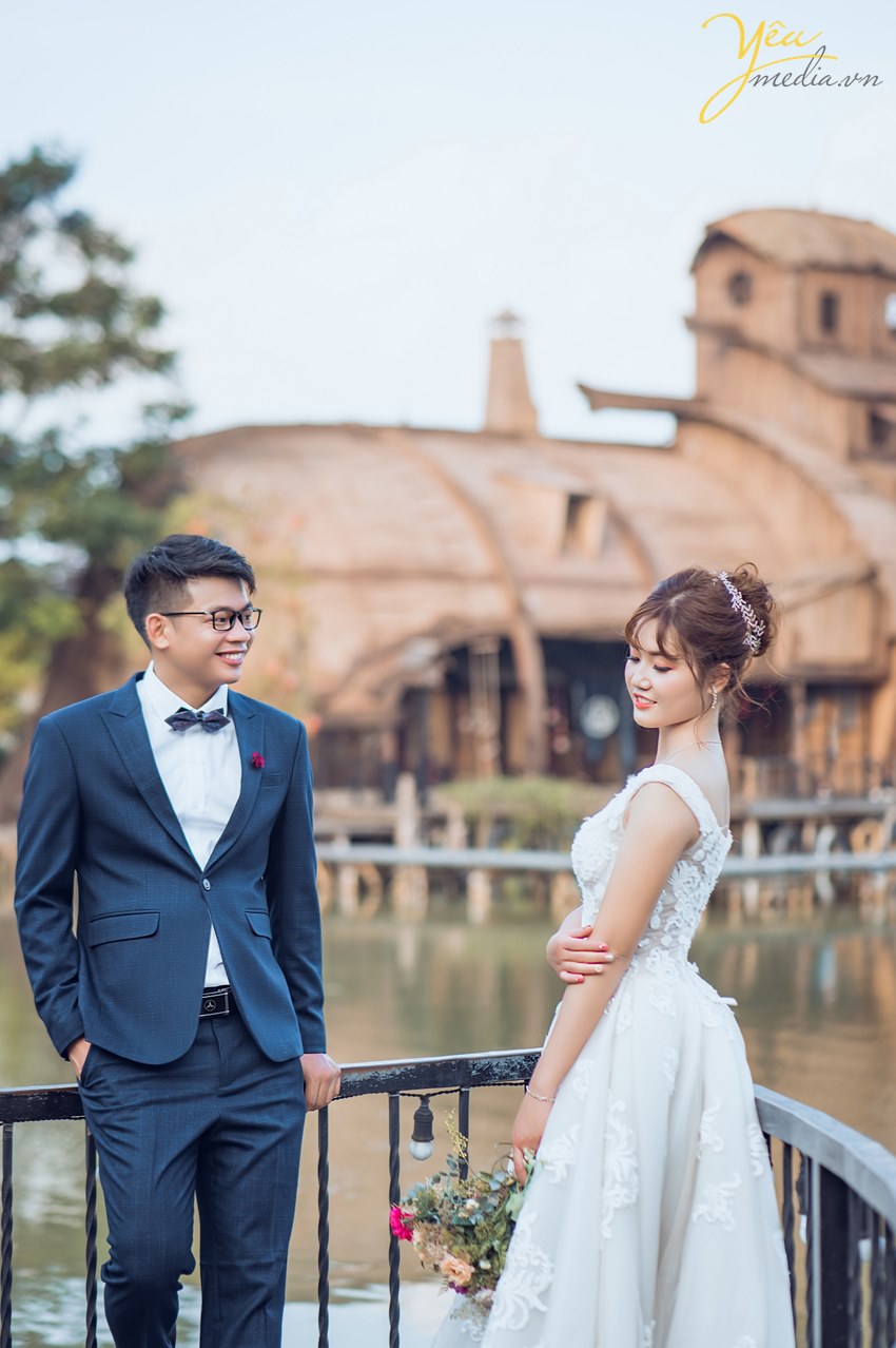 cách tạo dáng khi chụp ảnh cưới ở hà nội ngoài trời
