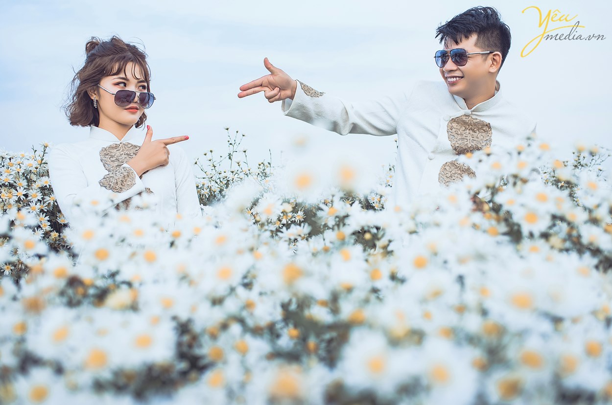ảnh cưới chụp funny đeo kính cô dâu chú rể