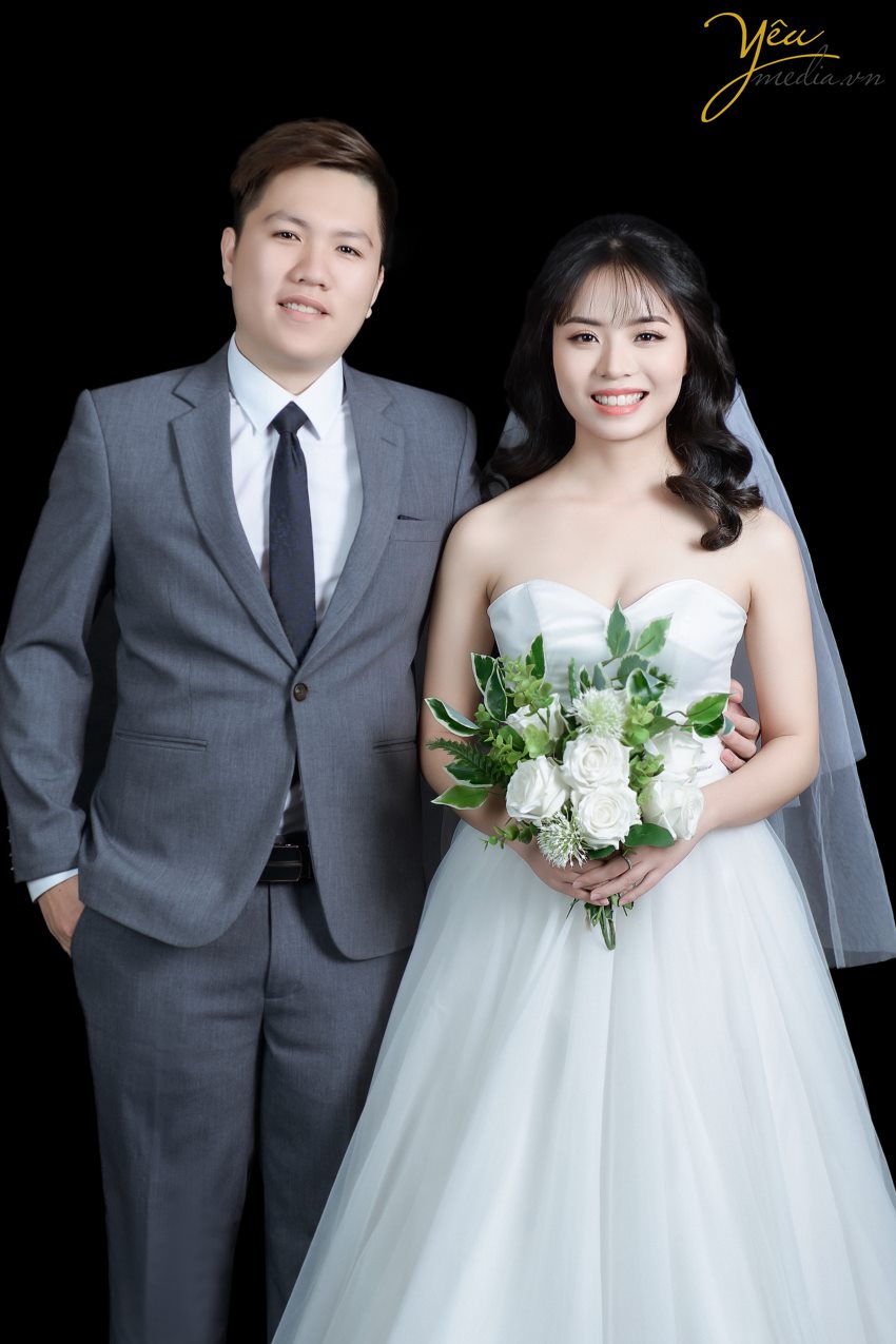 Concept chụp ảnh cưới trong nhà theo phong cách Hàn Quốc là xu hướng không hề mới nhưng luôn dẫn đầu và được giới trẻ lựa chọn nhiều hơn cả trong nhưng năm gần đây. Sự tự nhiên trong phong cách make up cùng bộ váy tinh tế, sang trọng đã tạo nên nét trẻ trung, tươi sáng cho các cô dâu. Kết hợp với phông nền và những góc decor ‘bắt trend’ mang lại một album cưới đậm chất Hàn Quốc.