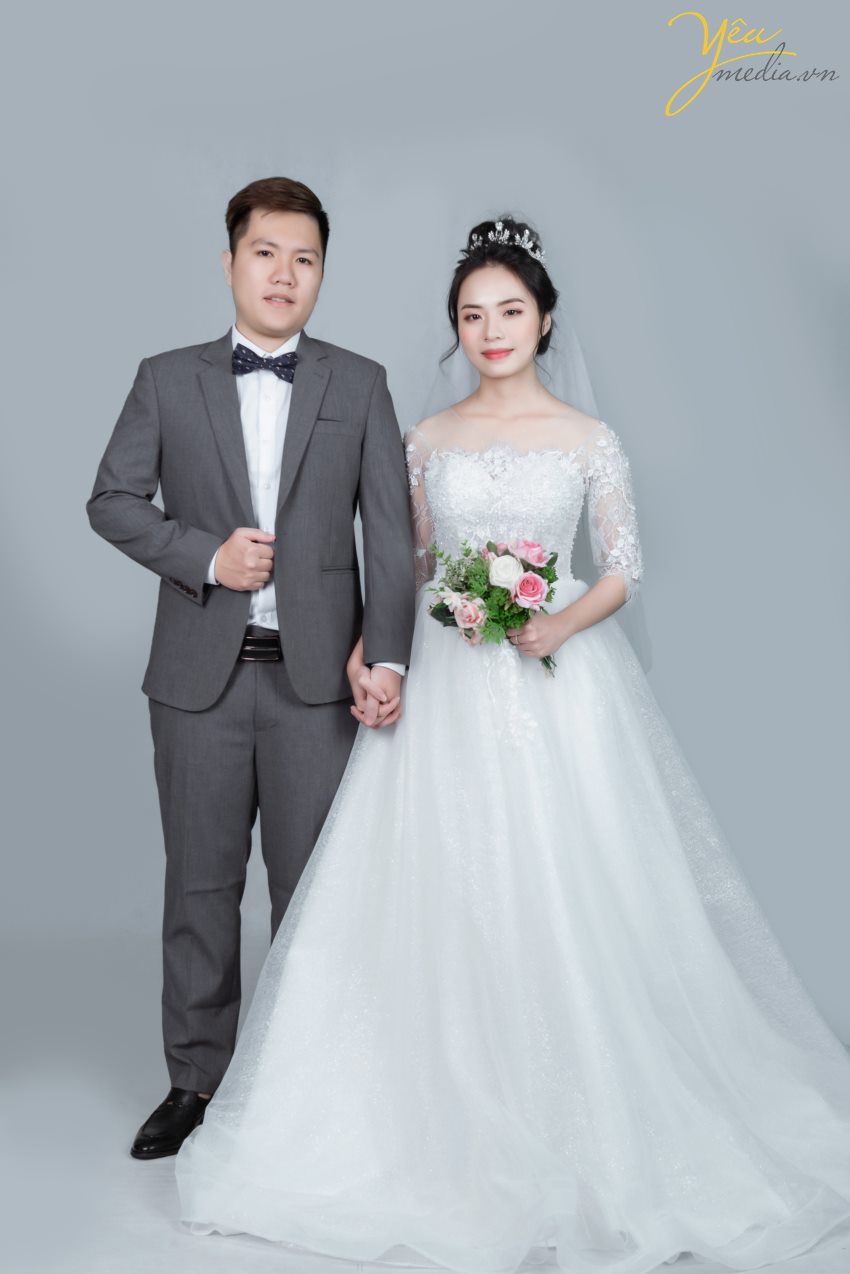 Concept chụp ảnh cưới trong nhà theo phong cách Hàn Quốc là xu hướng không hề mới nhưng luôn dẫn đầu và được giới trẻ lựa chọn nhiều hơn cả trong nhưng năm gần đây. Sự tự nhiên trong phong cách make up cùng bộ váy tinh tế, sang trọng đã tạo nên nét trẻ trung, tươi sáng cho các cô dâu. Kết hợp với phông nền và những góc decor ‘bắt trend’ mang lại một album cưới đậm chất Hàn Quốc.