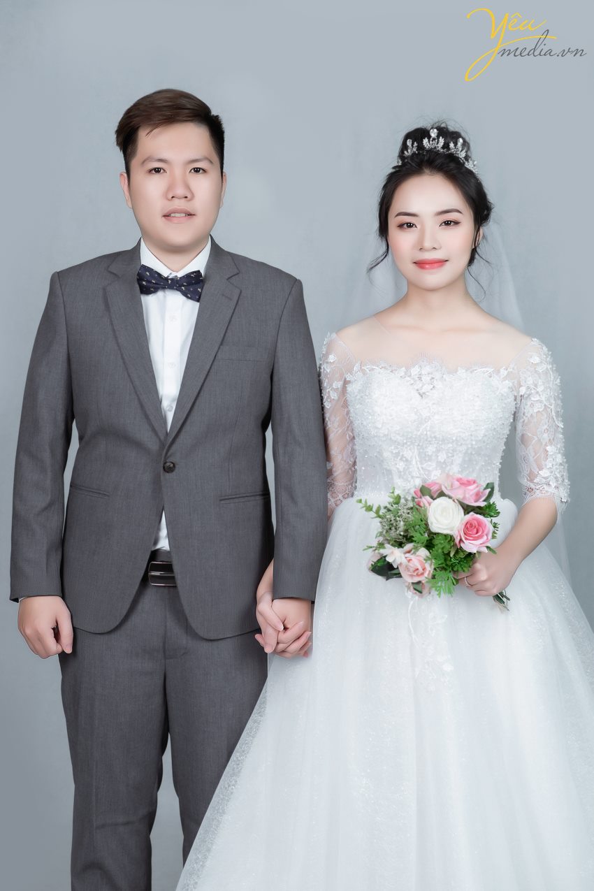 Concept chụp ảnh cưới trong nhà theo phong cách Hàn Quốc là xu hướng không hề mới nhưng luôn dẫn đầu và được giới trẻ lựa chọn nhiều hơn cả trong nhưng năm gần đây. Sự tự nhiên trong phong cách make up cùng bộ váy tinh tế, sang trọng đã tạo nên nét trẻ trung, tươi sáng cho các cô dâu. Kết hợp với phông nền và những góc decor ‘bắt trend’ mang lại một album cưới đậm chất Hàn Quốc.