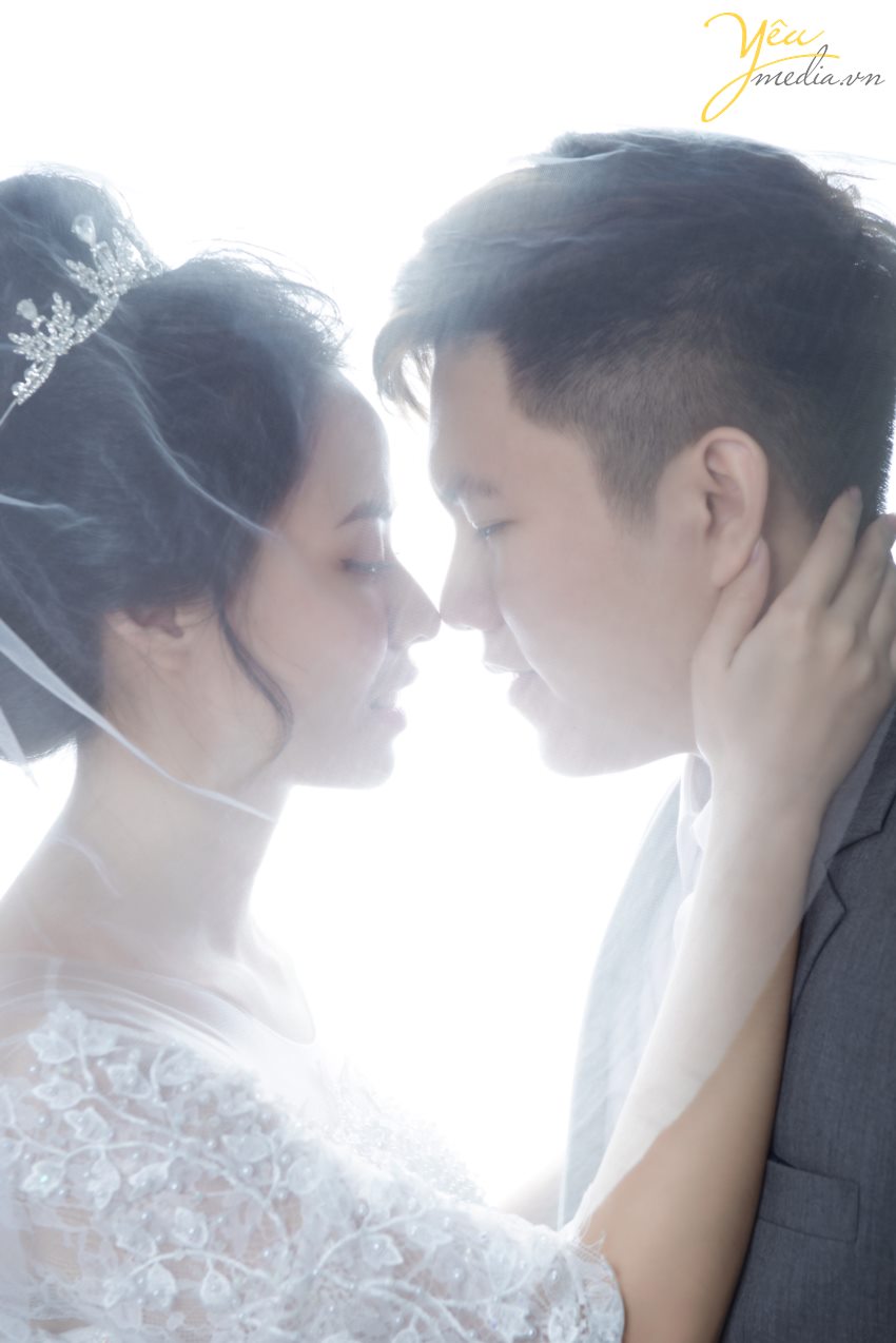 Concept chụp ảnh cưới trong nhà theo phong cách Hàn Quốc là xu hướng không hề mới nhưng luôn dẫn đầu và được giới trẻ lựa chọn nhiều hơn cả trong nhưng năm gần đây. Sự tự nhiên trong phong cách make up cùng bộ váy tinh tế, sang trọng đã tạo nên nét trẻ trung, tươi sáng cho các cô dâu. Kết hợp với phông nền và những góc decor ‘bắt trend’ mang lại một album cưới đậm chất Hàn Quốc.