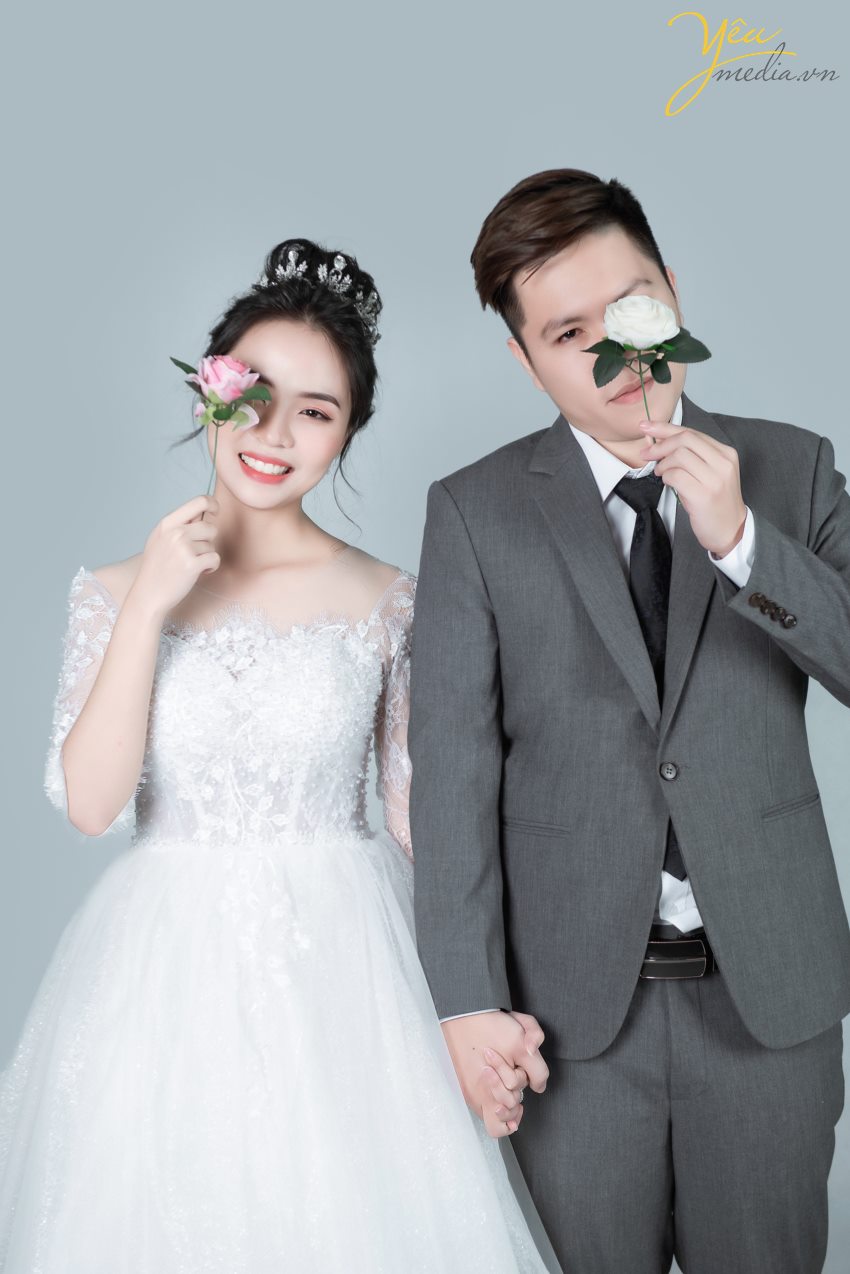 Concept chụp ảnh cưới trong nhà theo phong cách Hàn Quốc là xu hướng không hề mới nhưng luôn dẫn đầu và được giới trẻ lựa chọn nhiều hơn cả trong nhưng năm gần đây. Sự tự nhiên trong phong cách make up cùng bộ váy tinh tế, sang trọng đã tạo nên nét trẻ trung, tươi sáng cho các cô dâu. Kết hợp với phông nền và những góc decor ‘bắt trend’ mang lại một album cưới đậm chất Hàn Quốc.