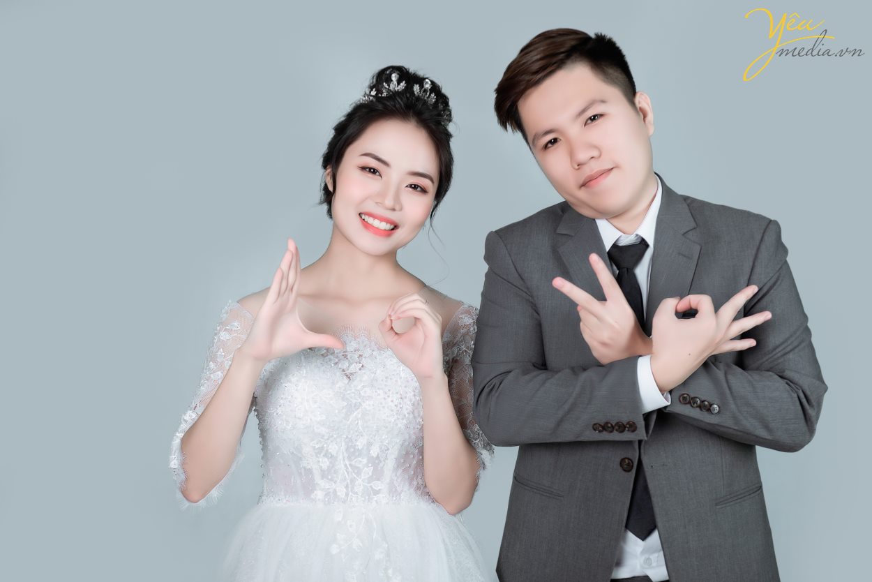 Concept chụp ảnh cưới trong nhà theo phong cách Hàn Quốc là xu hướng không hề mới nhưng luôn dẫn đầu và được giới trẻ lựa chọn nhiều hơn cả trong nhưng năm gần đây. Sự tự nhiên trong phong cách make up cùng bộ váy tinh tế, sang trọng đã tạo nên nét trẻ trung, tươi sáng cho các cô dâu. Kết hợp với phông nền và những góc decor ‘bắt trend’ mang lại một album cưới đậm chất Hàn Quốc.