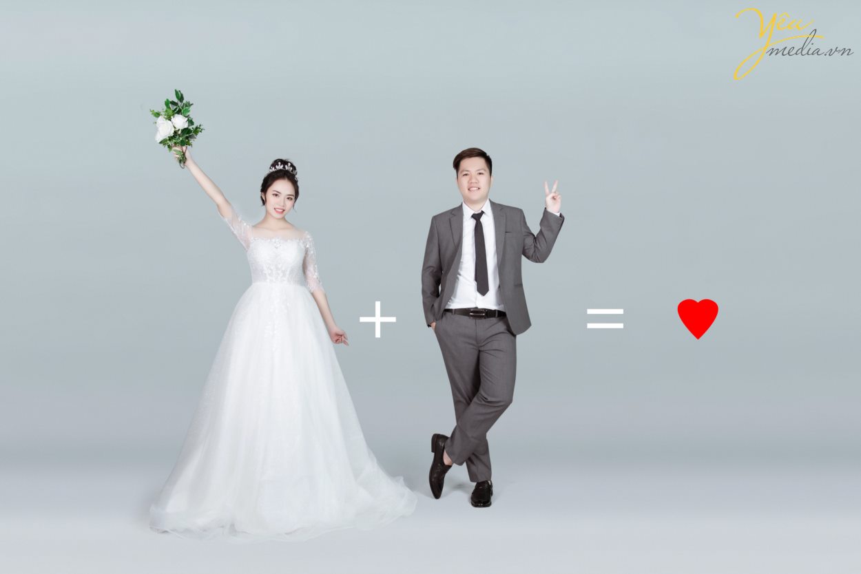 Concept chụp ảnh cưới trong nhà theo phong cách Hàn Quốc là xu hướng không hề mới nhưng luôn dẫn đầu và được giới trẻ lựa chọn nhiều hơn cả trong nhưng năm gần đây. Sự tự nhiên trong phong cách make up cùng bộ váy tinh tế, sang trọng đã tạo nên nét trẻ trung, tươi sáng cho các cô dâu. Kết hợp với phông nền và những góc decor ‘bắt trend’ mang lại một album cưới đậm chất Hàn Quốc.