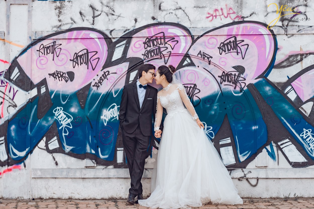 ảnh cưới chụp ở cạnh bức tường graffity hà nội