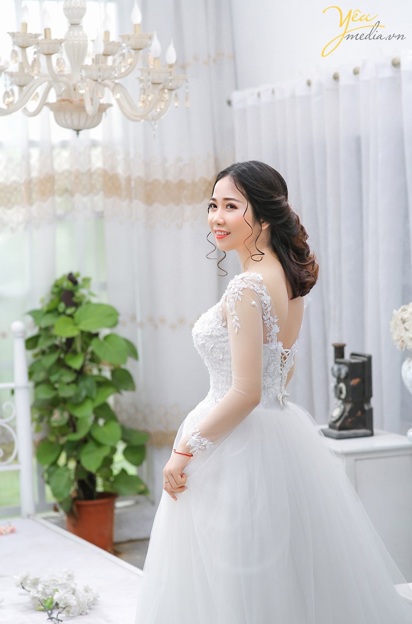 cô dâu xinh đẹp chụp với áo cưới