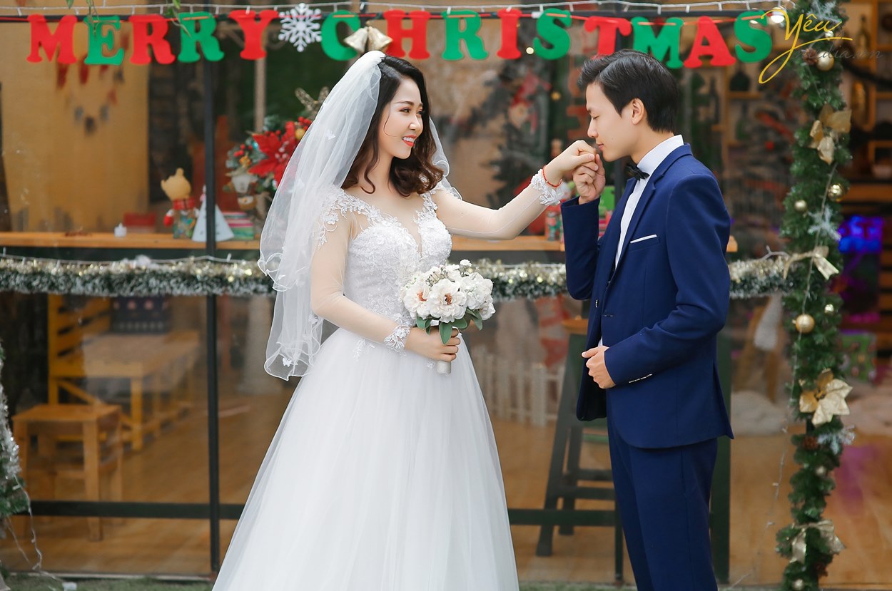 ảnh cưới chụp trước biển merry xmas hà nội