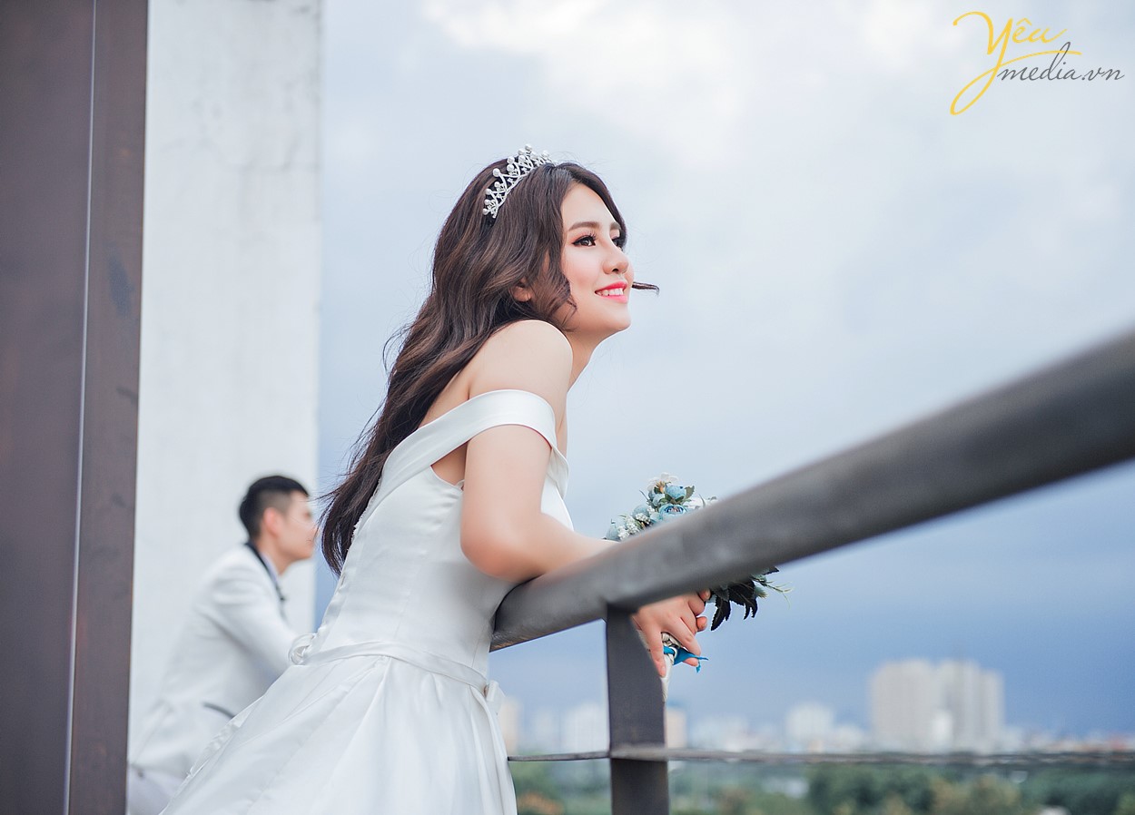 cô dâu đứng bên ban công yên bình