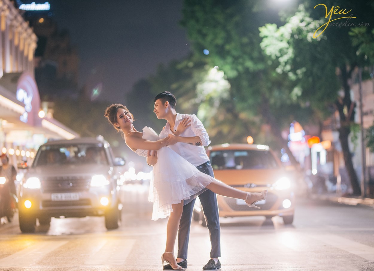 chụp ảnh cưới giữa ngã tư đường