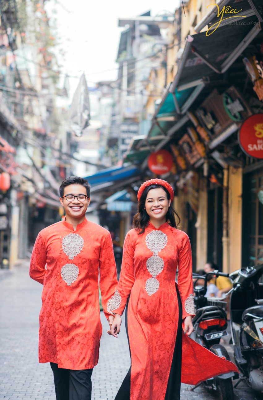 Hà Nội hiện nay trở thành một trong những thành phố thu hút rất nhiều các đôi bạn trẻ tìm đến để ghi lại những khoảnh khắc lãng mạn và hạnh phúc nhất trong cuộc đời. Mỗi khi mùa cưới đến, đặc biệt là khi tiết trời vào thu, bước chân ra đường vào những ngày cuối tuần , bạn không khỏi ngỡ ngàng và xao xuyến khi bắt gặp những đôi uyên ương sánh bước bên nhau chụp những tấm hình cưới đẹp nhất trong cuộc đời. Hà Nội có rất nhiều địa điểm chụp ảnh cưới đẹp,mỗi điểm đến có những vẻ đẹp đặc trưng khác nhau. Đối với những cặp đôi không có nhiều thời gian dành cho bộ ảnh cưới, bạn không muốn đi xa nhưng vẫn muốn có bộ ảnh cưới đẹp lung linh, phong phú về cảnh sắc và đặc biệt lưu giữ lại câu chuyện tình yêu của hai người thì hãy để Yêu Media gợi ý bạn những địa điểm chụp ảnh cưới đẹp nhất tại Hà Nội thông qua cuốn album của cặp đôi Thắng - Trang nhé!