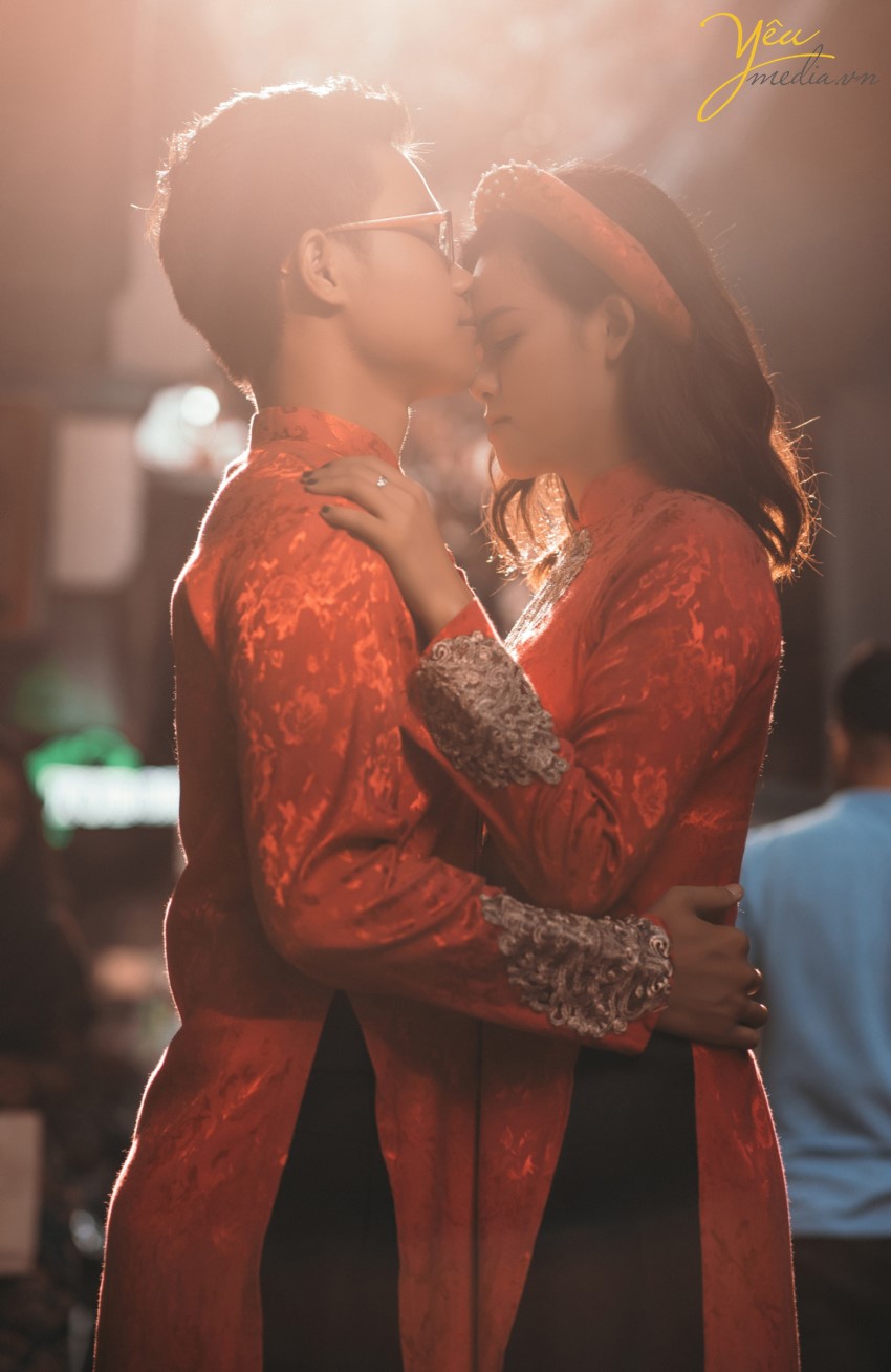 Hà Nội hiện nay trở thành một trong những thành phố thu hút rất nhiều các đôi bạn trẻ tìm đến để ghi lại những khoảnh khắc lãng mạn và hạnh phúc nhất trong cuộc đời. Mỗi khi mùa cưới đến, đặc biệt là khi tiết trời vào thu, bước chân ra đường vào những ngày cuối tuần , bạn không khỏi ngỡ ngàng và xao xuyến khi bắt gặp những đôi uyên ương sánh bước bên nhau chụp những tấm hình cưới đẹp nhất trong cuộc đời. Hà Nội có rất nhiều địa điểm chụp ảnh cưới đẹp,mỗi điểm đến có những vẻ đẹp đặc trưng khác nhau. Đối với những cặp đôi không có nhiều thời gian dành cho bộ ảnh cưới, bạn không muốn đi xa nhưng vẫn muốn có bộ ảnh cưới đẹp lung linh, phong phú về cảnh sắc và đặc biệt lưu giữ lại câu chuyện tình yêu của hai người thì hãy để Yêu Media gợi ý bạn những địa điểm chụp ảnh cưới đẹp nhất tại Hà Nội thông qua cuốn album của cặp đôi Thắng - Trang nhé!850