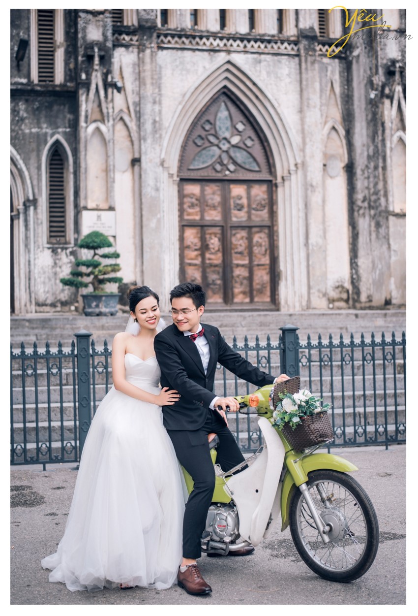Hà Nội hiện nay trở thành một trong những thành phố thu hút rất nhiều các đôi bạn trẻ tìm đến để ghi lại những khoảnh khắc lãng mạn và hạnh phúc nhất trong cuộc đời. Mỗi khi mùa cưới đến, đặc biệt là khi tiết trời vào thu, bước chân ra đường vào những ngày cuối tuần , bạn không khỏi ngỡ ngàng và xao xuyến khi bắt gặp những đôi uyên ương sánh bước bên nhau chụp những tấm hình cưới đẹp nhất trong cuộc đời. Hà Nội có rất nhiều địa điểm chụp ảnh cưới đẹp,mỗi điểm đến có những vẻ đẹp đặc trưng khác nhau. Đối với những cặp đôi không có nhiều thời gian dành cho bộ ảnh cưới, bạn không muốn đi xa nhưng vẫn muốn có bộ ảnh cưới đẹp lung linh, phong phú về cảnh sắc và đặc biệt lưu giữ lại câu chuyện tình yêu của hai người thì hãy để Yêu Media gợi ý bạn những địa điểm chụp ảnh cưới đẹp nhất tại Hà Nội thông qua cuốn album của cặp đôi Thắng - Trang nhé!