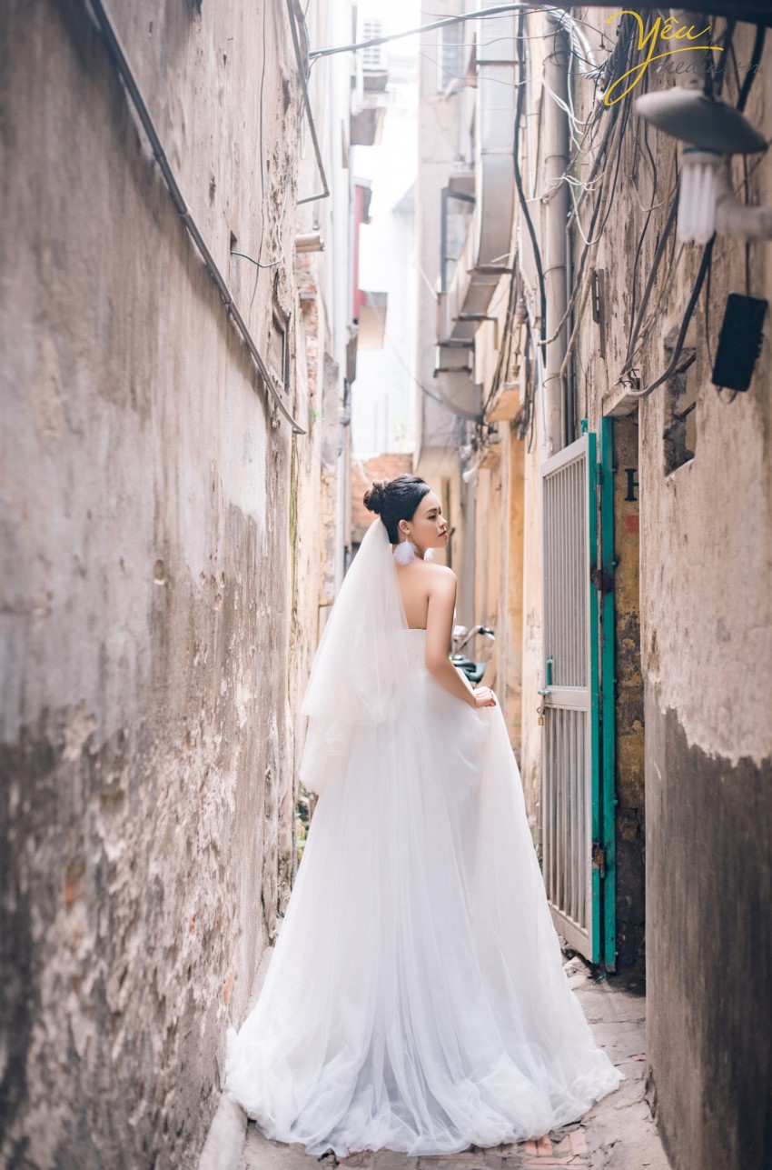Hà Nội hiện nay trở thành một trong những thành phố thu hút rất nhiều các đôi bạn trẻ tìm đến để ghi lại những khoảnh khắc lãng mạn và hạnh phúc nhất trong cuộc đời. Mỗi khi mùa cưới đến, đặc biệt là khi tiết trời vào thu, bước chân ra đường vào những ngày cuối tuần , bạn không khỏi ngỡ ngàng và xao xuyến khi bắt gặp những đôi uyên ương sánh bước bên nhau chụp những tấm hình cưới đẹp nhất trong cuộc đời. Hà Nội có rất nhiều địa điểm chụp ảnh cưới đẹp,mỗi điểm đến có những vẻ đẹp đặc trưng khác nhau. Đối với những cặp đôi không có nhiều thời gian dành cho bộ ảnh cưới, bạn không muốn đi xa nhưng vẫn muốn có bộ ảnh cưới đẹp lung linh, phong phú về cảnh sắc và đặc biệt lưu giữ lại câu chuyện tình yêu của hai người thì hãy để Yêu Media gợi ý bạn những địa điểm chụp ảnh cưới đẹp nhất tại Hà Nội thông qua cuốn album của cặp đôi Thắng - Trang nhé!
