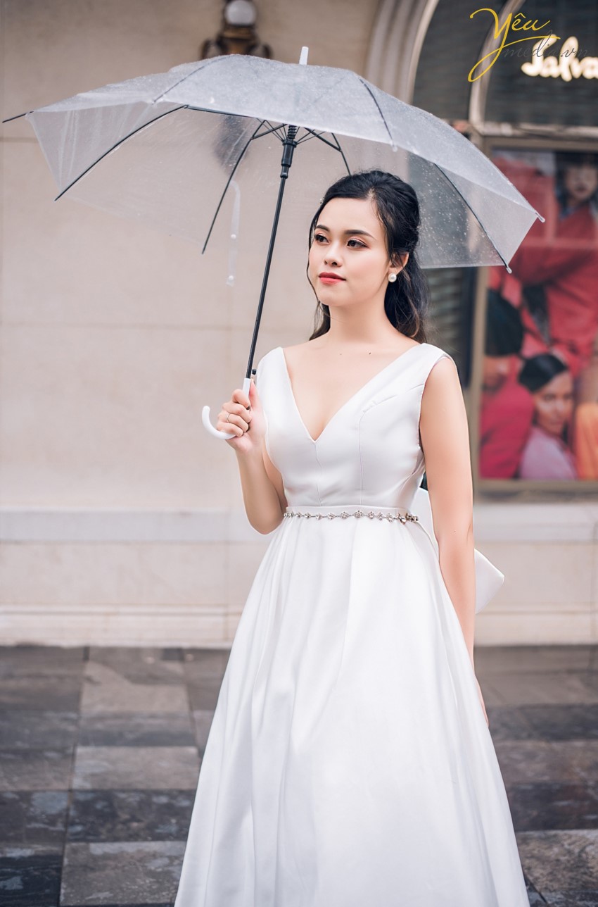 Hà Nội hiện nay trở thành một trong những thành phố thu hút rất nhiều các đôi bạn trẻ tìm đến để ghi lại những khoảnh khắc lãng mạn và hạnh phúc nhất trong cuộc đời. Mỗi khi mùa cưới đến, đặc biệt là khi tiết trời vào thu, bước chân ra đường vào những ngày cuối tuần , bạn không khỏi ngỡ ngàng và xao xuyến khi bắt gặp những đôi uyên ương sánh bước bên nhau chụp những tấm hình cưới đẹp nhất trong cuộc đời. Hà Nội có rất nhiều địa điểm chụp ảnh cưới đẹp,mỗi điểm đến có những vẻ đẹp đặc trưng khác nhau. Đối với những cặp đôi không có nhiều thời gian dành cho bộ ảnh cưới, bạn không muốn đi xa nhưng vẫn muốn có bộ ảnh cưới đẹp lung linh, phong phú về cảnh sắc và đặc biệt lưu giữ lại câu chuyện tình yêu của hai người thì hãy để Yêu Media gợi ý bạn những địa điểm chụp ảnh cưới đẹp nhất tại Hà Nội thông qua cuốn album của cặp đôi Thắng - Trang nhé!