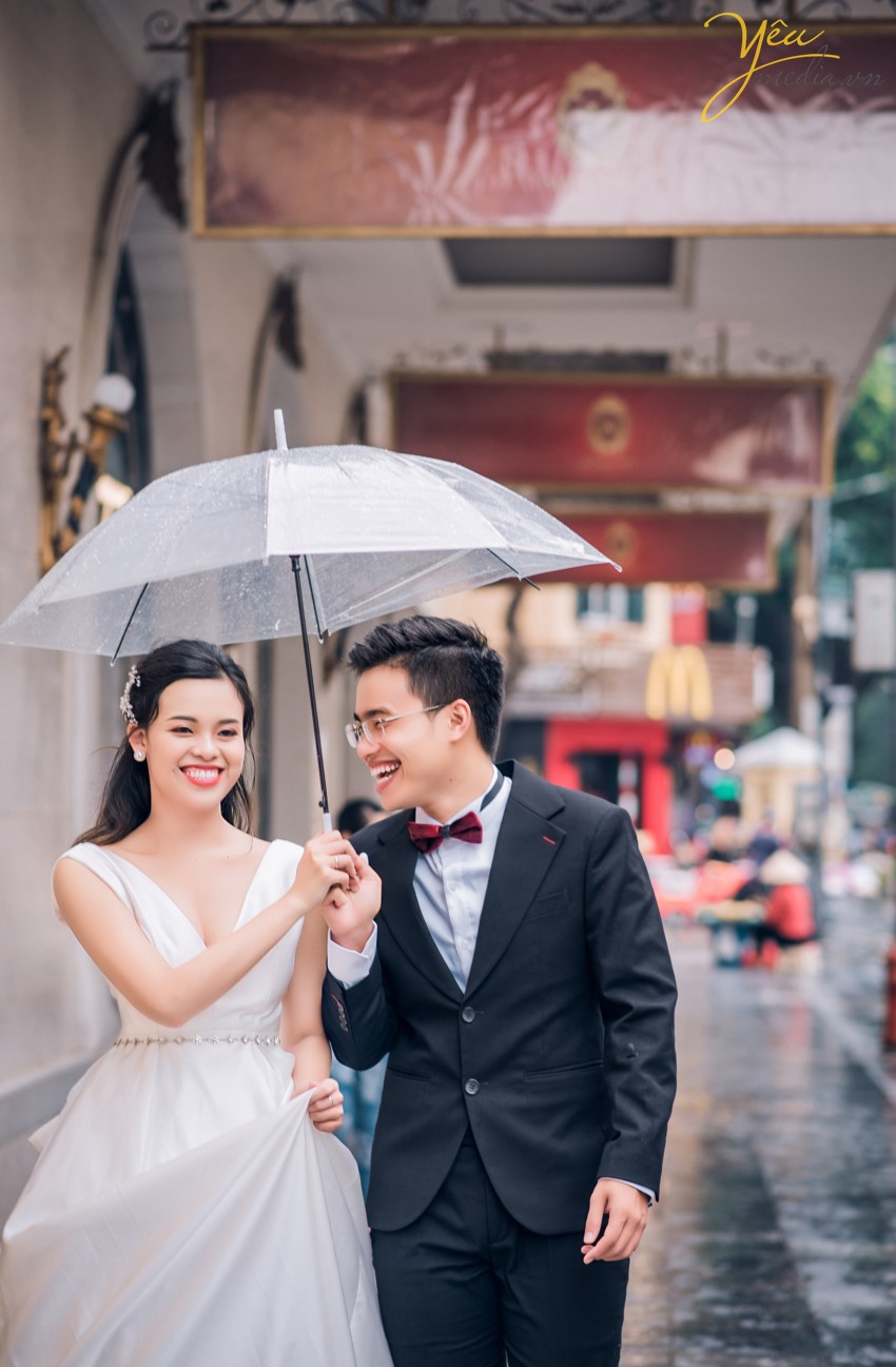 Hà Nội hiện nay trở thành một trong những thành phố thu hút rất nhiều các đôi bạn trẻ tìm đến để ghi lại những khoảnh khắc lãng mạn và hạnh phúc nhất trong cuộc đời. Mỗi khi mùa cưới đến, đặc biệt là khi tiết trời vào thu, bước chân ra đường vào những ngày cuối tuần , bạn không khỏi ngỡ ngàng và xao xuyến khi bắt gặp những đôi uyên ương sánh bước bên nhau chụp những tấm hình cưới đẹp nhất trong cuộc đời. Hà Nội có rất nhiều địa điểm chụp ảnh cưới đẹp,mỗi điểm đến có những vẻ đẹp đặc trưng khác nhau. Đối với những cặp đôi không có nhiều thời gian dành cho bộ ảnh cưới, bạn không muốn đi xa nhưng vẫn muốn có bộ ảnh cưới đẹp lung linh, phong phú về cảnh sắc và đặc biệt lưu giữ lại câu chuyện tình yêu của hai người thì hãy để Yêu Media gợi ý bạn những địa điểm chụp ảnh cưới đẹp nhất tại Hà Nội thông qua cuốn album của cặp đôi Thắng - Trang nhé!