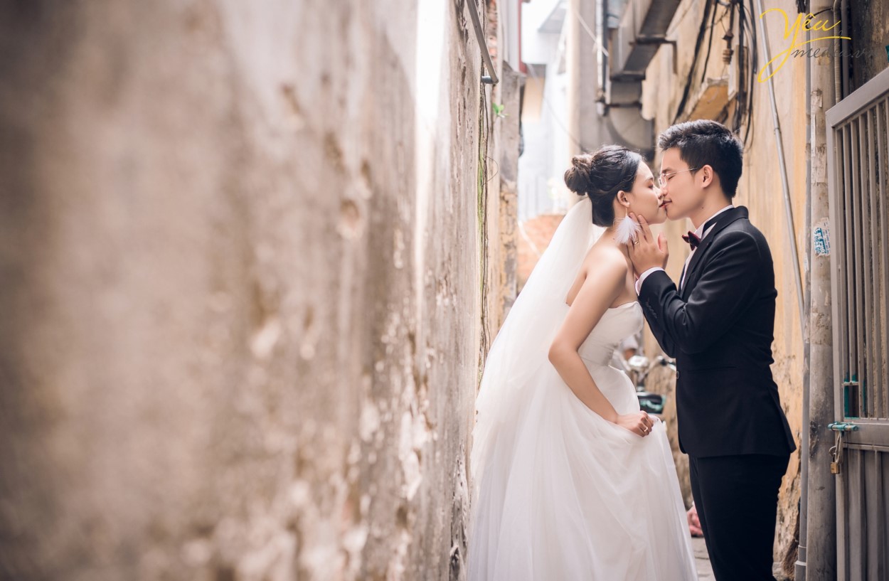 Hà Nội hiện nay trở thành một trong những thành phố thu hút rất nhiều các đôi bạn trẻ tìm đến để ghi lại những khoảnh khắc lãng mạn và hạnh phúc nhất trong cuộc đời. Mỗi khi mùa cưới đến, đặc biệt là khi tiết trời vào thu, bước chân ra đường vào những ngày cuối tuần , bạn không khỏi ngỡ ngàng và xao xuyến khi bắt gặp những đôi uyên ương sánh bước bên nhau chụp những tấm hình cưới đẹp nhất trong cuộc đời. Hà Nội có rất nhiều địa điểm chụp ảnh cưới đẹp,mỗi điểm đến có những vẻ đẹp đặc trưng khác nhau. Đối với những cặp đôi không có nhiều thời gian dành cho bộ ảnh cưới, bạn không muốn đi xa nhưng vẫn muốn có bộ ảnh cưới đẹp lung linh, phong phú về cảnh sắc và đặc biệt lưu giữ lại câu chuyện tình yêu của hai người thì hãy để Yêu Media gợi ý bạn những địa điểm chụp ảnh cưới đẹp nhất tại Hà Nội thông qua cuốn album của cặp đôi Thắng - Trang nhé!