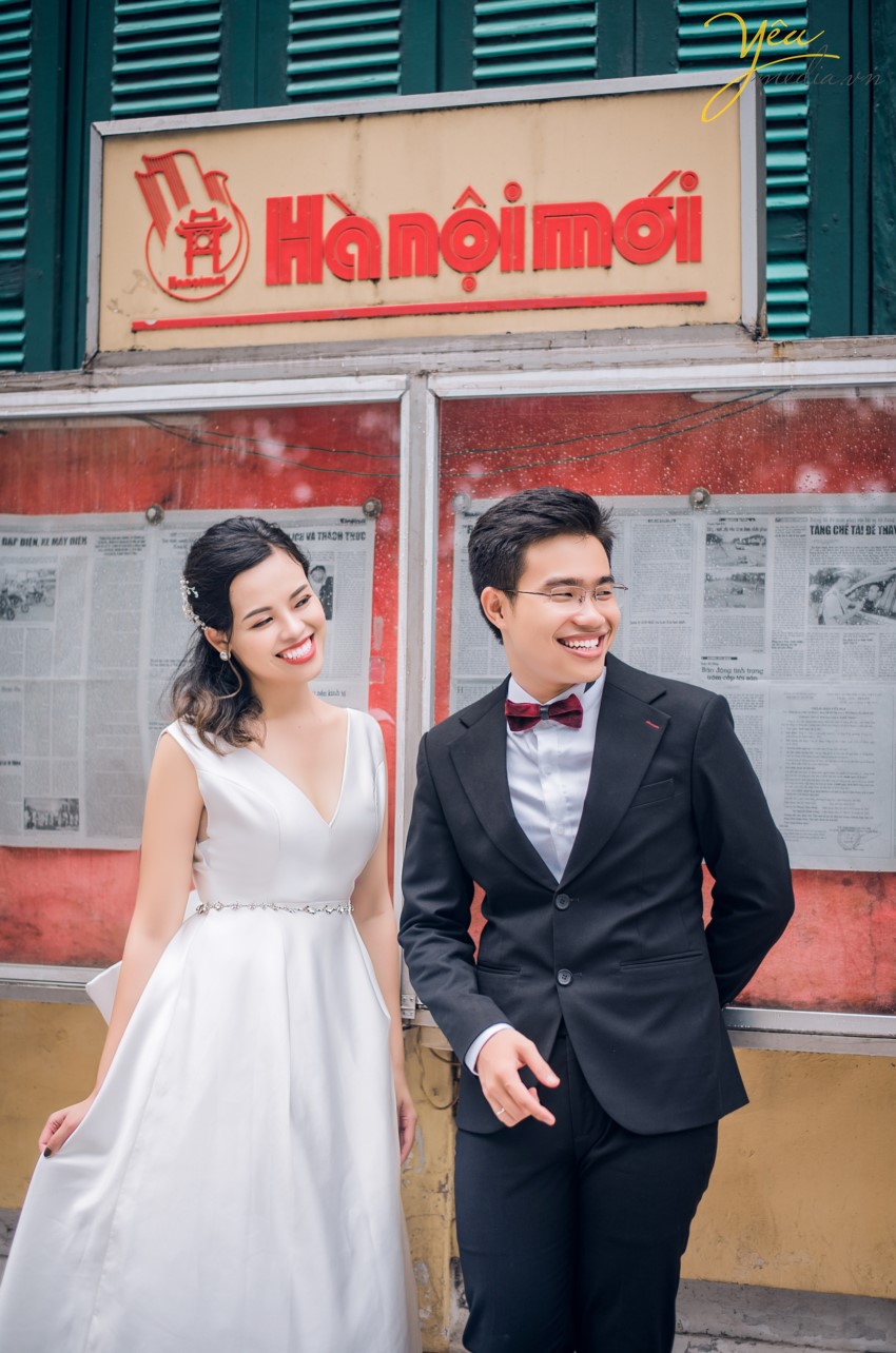 Hà Nội hiện nay trở thành một trong những thành phố thu hút rất nhiều các đôi bạn trẻ tìm đến để ghi lại những khoảnh khắc lãng mạn và hạnh phúc nhất trong cuộc đời. Mỗi khi mùa cưới đến, đặc biệt là khi tiết trời vào thu, bước chân ra đường vào những ngày cuối tuần , bạn không khỏi ngỡ ngàng và xao xuyến khi bắt gặp những đôi uyên ương sánh bước bên nhau chụp những tấm hình cưới đẹp nhất trong cuộc đời. Hà Nội có rất nhiều địa điểm chụp ảnh cưới đẹp,mỗi điểm đến có những vẻ đẹp đặc trưng khác nhau. Đối với những cặp đôi không có nhiều thời gian dành cho bộ ảnh cưới, bạn không muốn đi xa nhưng vẫn muốn có bộ ảnh cưới đẹp lung linh, phong phú về cảnh sắc và đặc biệt lưu giữ lại câu chuyện tình yêu của hai người thì hãy để Yêu Media gợi ý bạn những địa điểm chụp ảnh cưới đẹp nhất tại Hà Nội thông qua cuốn album của cặp đôi Thắng - Trang nhé!