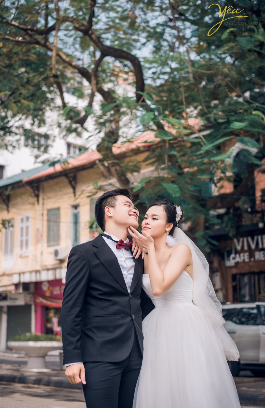 Hà Nội hiện nay trở thành một trong những thành phố thu hút rất nhiều các đôi bạn trẻ tìm đến để ghi lại những khoảnh khắc lãng mạn và hạnh phúc nhất trong cuộc đời. Mỗi khi mùa cưới đến, đặc biệt là khi tiết trời vào thu, bước chân ra đường vào những ngày cuối tuần , bạn không khỏi ngỡ ngàng và xao xuyến khi bắt gặp những đôi uyên ương sánh bước bên nhau chụp những tấm hình cưới đẹp nhất trong cuộc đời. Hà Nội có rất nhiều địa điểm chụp ảnh cưới đẹp,mỗi điểm đến có những vẻ đẹp đặc trưng khác nhau. Đối với những cặp đôi không có nhiều thời gian dành cho bộ ảnh cưới, bạn không muốn đi xa nhưng vẫn muốn có bộ ảnh cưới đẹp lung linh, phong phú về cảnh sắc và đặc biệt lưu giữ lại câu chuyện tình yêu của hai người thì hãy để Yêu Media gợi ý bạn những địa điểm chụp ảnh cưới đẹp nhất tại Hà Nội thông qua cuốn album của cặp đôi Thắng - Trang nhé!