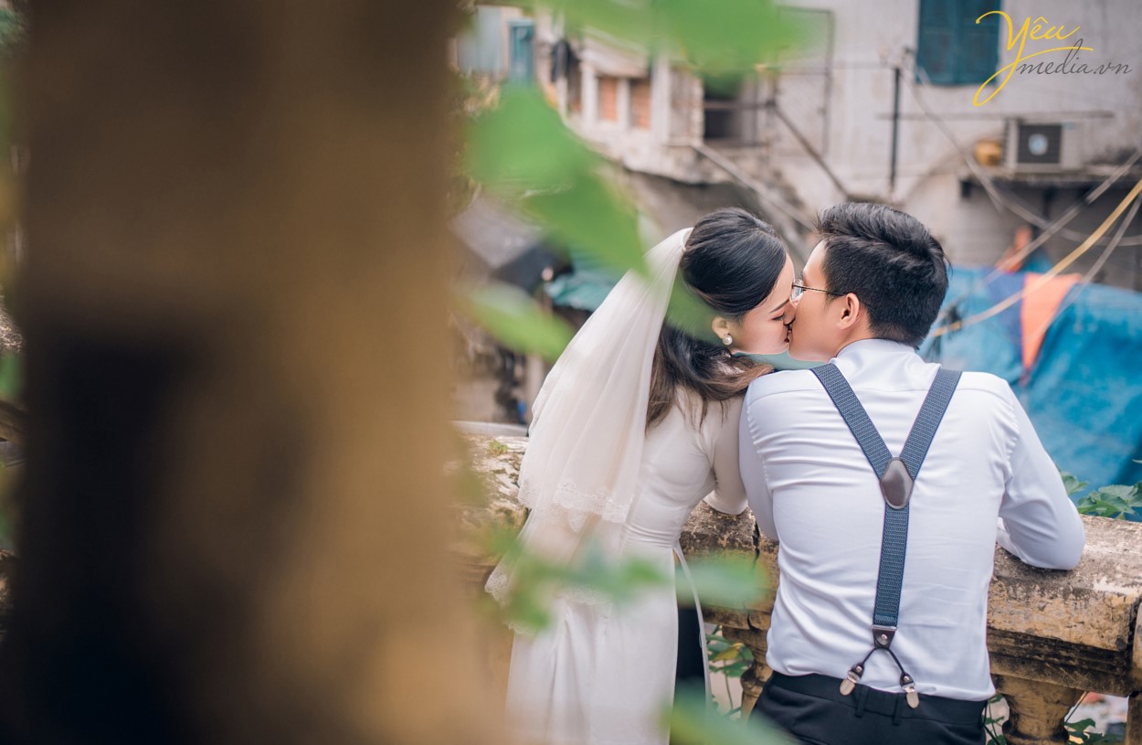 Hà Nội hiện nay trở thành một trong những thành phố thu hút rất nhiều các đôi bạn trẻ tìm đến để ghi lại những khoảnh khắc lãng mạn và hạnh phúc nhất trong cuộc đời. Mỗi khi mùa cưới đến, đặc biệt là khi tiết trời vào thu, bước chân ra đường vào những ngày cuối tuần , bạn không khỏi ngỡ ngàng và xao xuyến khi bắt gặp những đôi uyên ương sánh bước bên nhau chụp những tấm hình cưới đẹp nhất trong cuộc đời. Hà Nội có rất nhiều địa điểm chụp ảnh cưới đẹp,mỗi điểm đến có những vẻ đẹp đặc trưng khác nhau. Đối với những cặp đôi không có nhiều thời gian dành cho bộ ảnh cưới, bạn không muốn đi xa nhưng vẫn muốn có bộ ảnh cưới đẹp lung linh, phong phú về cảnh sắc và đặc biệt lưu giữ lại câu chuyện tình yêu của hai người thì hãy để Yêu Media gợi ý bạn những địa điểm chụp ảnh cưới đẹp nhất tại Hà Nội thông qua cuốn album của cặp đôi Thắng - Trang nhé!
