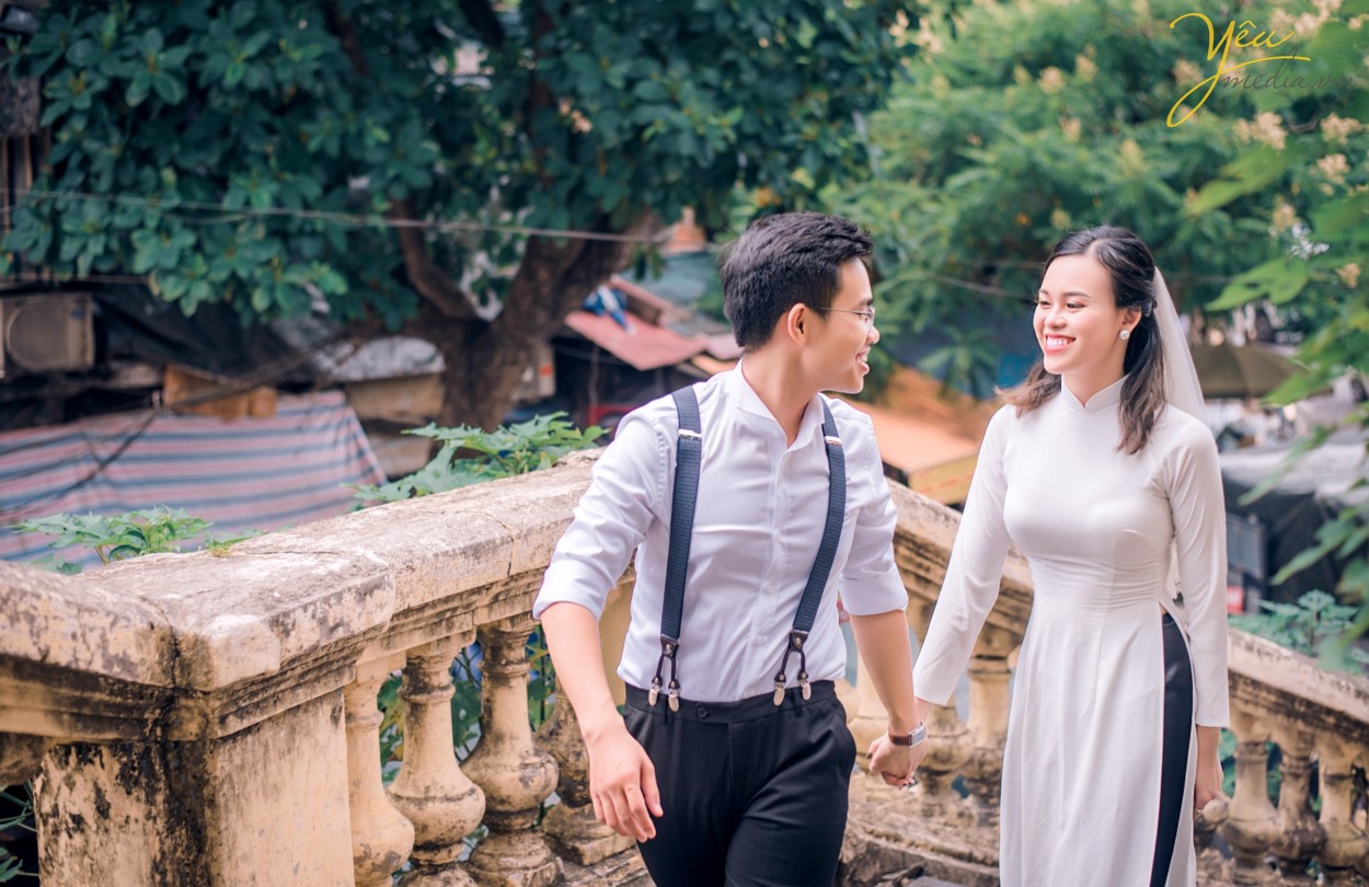 Hà Nội hiện nay trở thành một trong những thành phố thu hút rất nhiều các đôi bạn trẻ tìm đến để ghi lại những khoảnh khắc lãng mạn và hạnh phúc nhất trong cuộc đời. Mỗi khi mùa cưới đến, đặc biệt là khi tiết trời vào thu, bước chân ra đường vào những ngày cuối tuần , bạn không khỏi ngỡ ngàng và xao xuyến khi bắt gặp những đôi uyên ương sánh bước bên nhau chụp những tấm hình cưới đẹp nhất trong cuộc đời. Hà Nội có rất nhiều địa điểm chụp ảnh cưới đẹp,mỗi điểm đến có những vẻ đẹp đặc trưng khác nhau. Đối với những cặp đôi không có nhiều thời gian dành cho bộ ảnh cưới, bạn không muốn đi xa nhưng vẫn muốn có bộ ảnh cưới đẹp lung linh, phong phú về cảnh sắc và đặc biệt lưu giữ lại câu chuyện tình yêu của hai người thì hãy để Yêu Media gợi ý bạn những địa điểm chụp ảnh cưới đẹp nhất tại Hà Nội thông qua cuốn album của cặp đôi Thắng - Trang nhé!