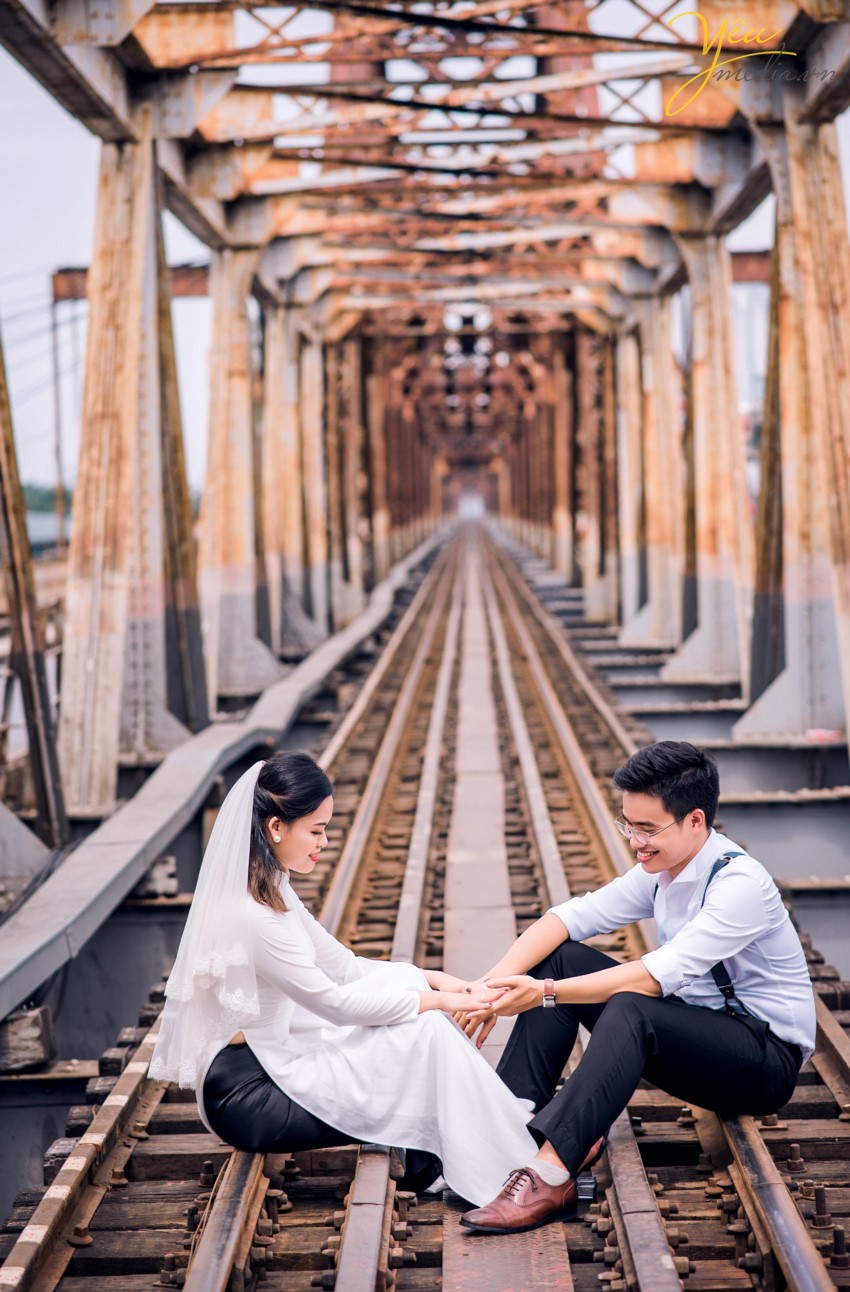Hà Nội hiện nay trở thành một trong những thành phố thu hút rất nhiều các đôi bạn trẻ tìm đến để ghi lại những khoảnh khắc lãng mạn và hạnh phúc nhất trong cuộc đời. Mỗi khi mùa cưới đến, đặc biệt là khi tiết trời vào thu, bước chân ra đường vào những ngày cuối tuần , bạn không khỏi ngỡ ngàng và xao xuyến khi bắt gặp những đôi uyên ương sánh bước bên nhau chụp những tấm hình cưới đẹp nhất trong cuộc đời. Hà Nội có rất nhiều địa điểm chụp ảnh cưới đẹp,mỗi điểm đến có những vẻ đẹp đặc trưng khác nhau. Đối với những cặp đôi không có nhiều thời gian dành cho bộ ảnh cưới, bạn không muốn đi xa nhưng vẫn muốn có bộ ảnh cưới đẹp lung linh, phong phú về cảnh sắc và đặc biệt lưu giữ lại câu chuyện tình yêu của hai người thì hãy để Yêu Media gợi ý bạn những địa điểm chụp ảnh cưới đẹp nhất tại Hà Nội thông qua cuốn album của cặp đôi Thắng - Trang nhé!