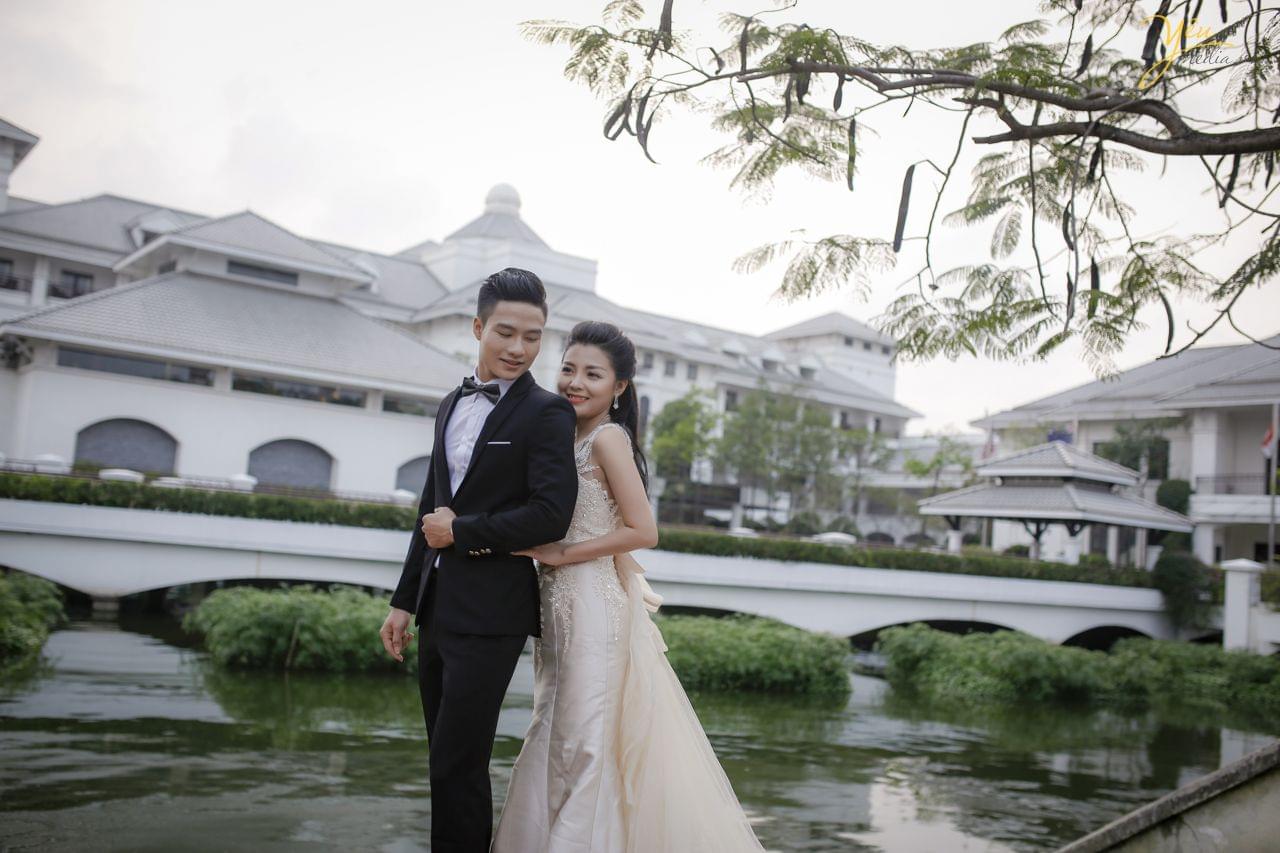 ảnh cưới cô dâu ôm phía sau lưng chú rể