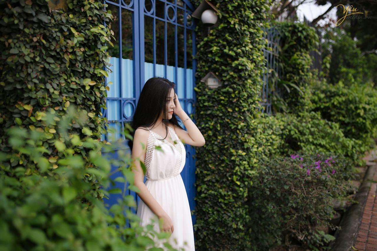 cô dâu mặc maxi trắng dịu dàng thướt tha chụp tại Hồ Tây
