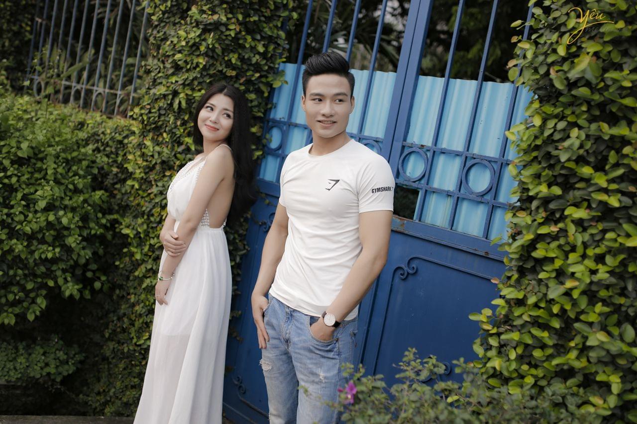 ảnh cưới ngoại cảnh quần jean áo phông và maxi