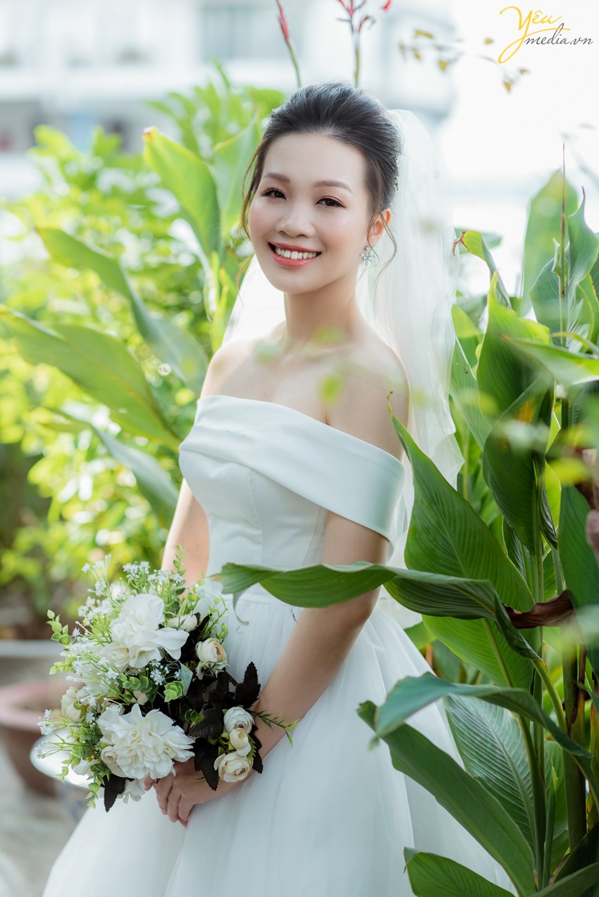 Ngoài địa điểm Serein, với tình yêu Hà Nội dạt dào, cô dâu chú rể cũng lựa chọn phố cổ và các góc quen thuộc của thủ đô để thực hiện album ảnh cưới của mình.