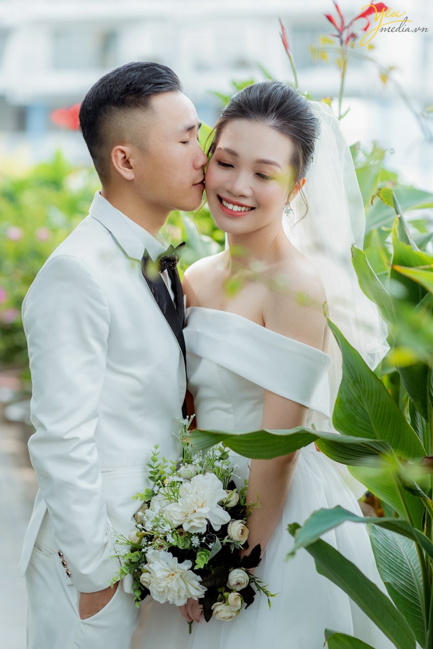 Ngoài địa điểm Serein, với tình yêu Hà Nội dạt dào, cô dâu chú rể cũng lựa chọn phố cổ và các góc quen thuộc của thủ đô để thực hiện album ảnh cưới của mình.