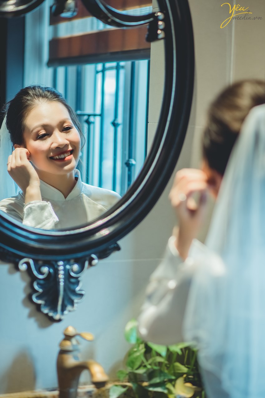 Ngoài địa điểm Serein, với tình yêu Hà Nội dạt dào, cô dâu chú rể cũng lựa chọn phố cổ và các góc quen thuộc của thủ đô để thực hiện album ảnh cưới của mình.