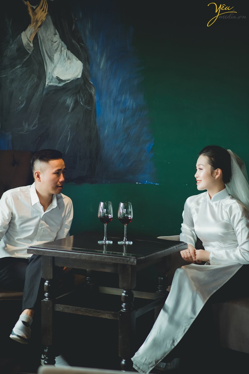 Ngoài địa điểm Serein, với tình yêu Hà Nội dạt dào, cô dâu chú rể cũng lựa chọn phố cổ và các góc quen thuộc của thủ đô để thực hiện album ảnh cưới của mình.