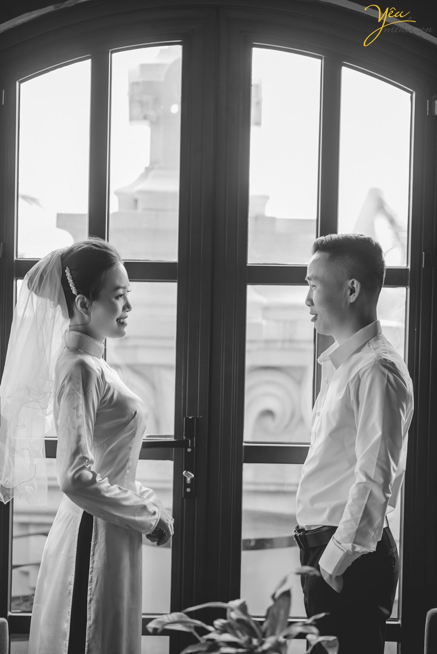 Ngoài địa điểm Serein, với tình yêu Hà Nội dạt dào, cô dâu chú rể cũng lựa chọn phố cổ và các góc quen thuộc của thủ đô để thực hiện album ảnh cưới của mình.