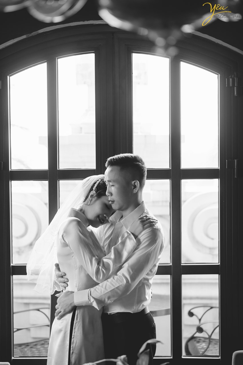 Ngoài địa điểm Serein, với tình yêu Hà Nội dạt dào, cô dâu chú rể cũng lựa chọn phố cổ và các góc quen thuộc của thủ đô để thực hiện album ảnh cưới của mình.