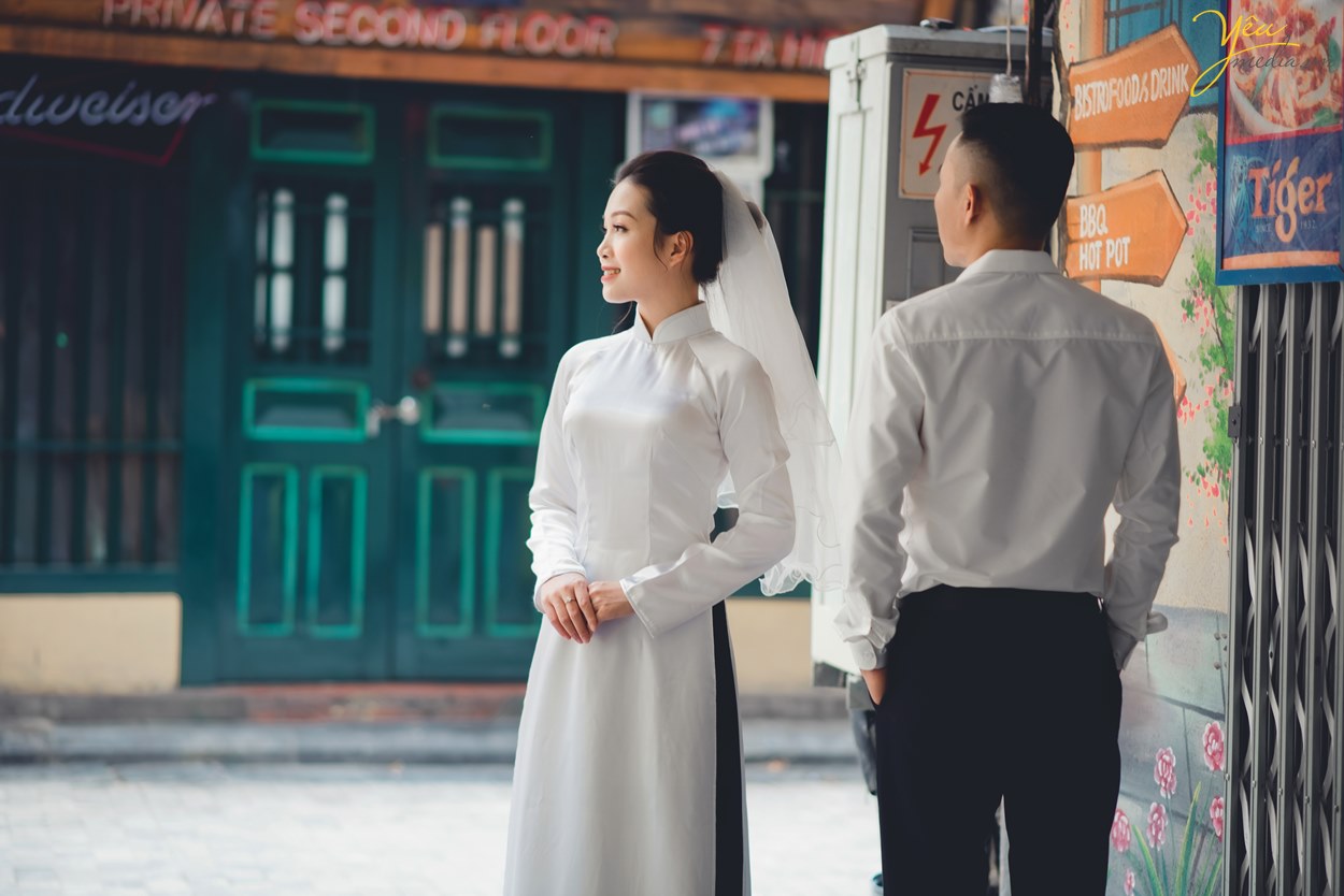 Ngoài địa điểm Serein, với tình yêu Hà Nội dạt dào, cô dâu chú rể cũng lựa chọn phố cổ và các góc quen thuộc của thủ đô để thực hiện album ảnh cưới của mình.