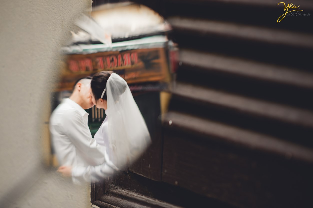 Ngoài địa điểm Serein, với tình yêu Hà Nội dạt dào, cô dâu chú rể cũng lựa chọn phố cổ và các góc quen thuộc của thủ đô để thực hiện album ảnh cưới của mình.