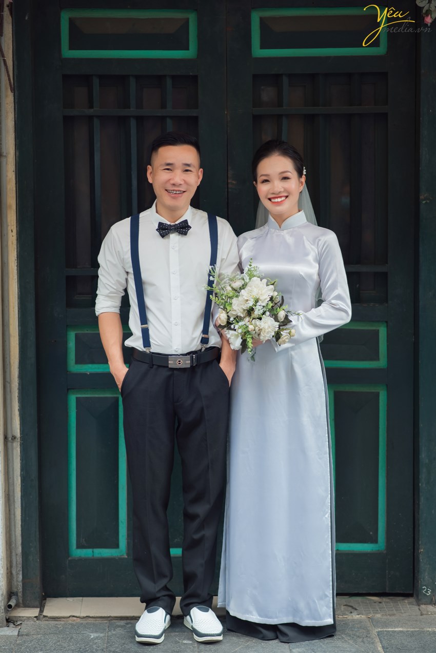 Ngoài địa điểm Serein, với tình yêu Hà Nội dạt dào, cô dâu chú rể cũng lựa chọn phố cổ và các góc quen thuộc của thủ đô để thực hiện album ảnh cưới của mình.