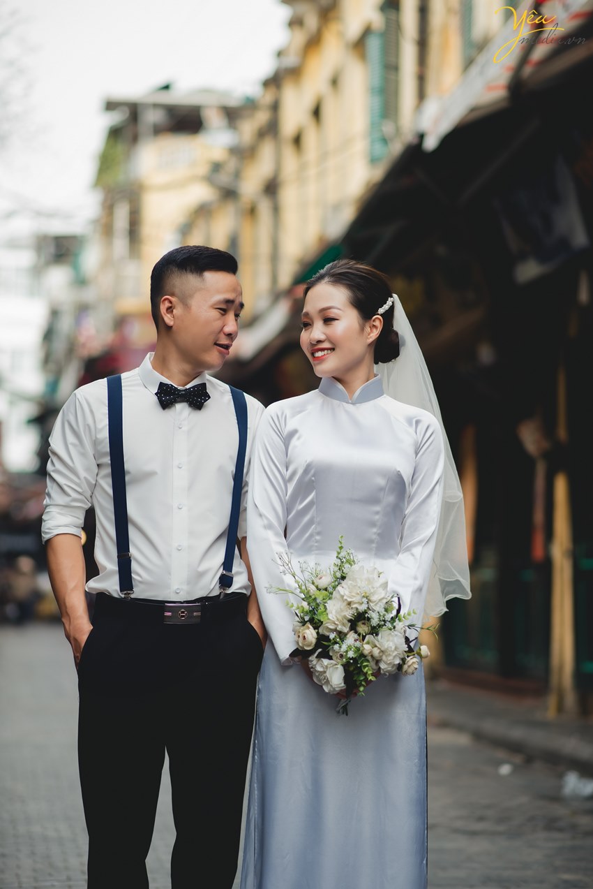 Ngoài địa điểm Serein, với tình yêu Hà Nội dạt dào, cô dâu chú rể cũng lựa chọn phố cổ và các góc quen thuộc của thủ đô để thực hiện album ảnh cưới của mình.