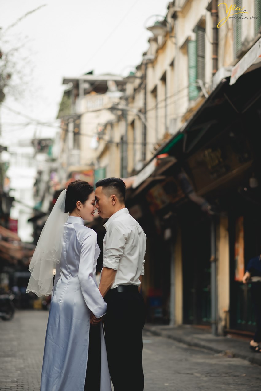 Ngoài địa điểm Serein, với tình yêu Hà Nội dạt dào, cô dâu chú rể cũng lựa chọn phố cổ và các góc quen thuộc của thủ đô để thực hiện album ảnh cưới của mình.