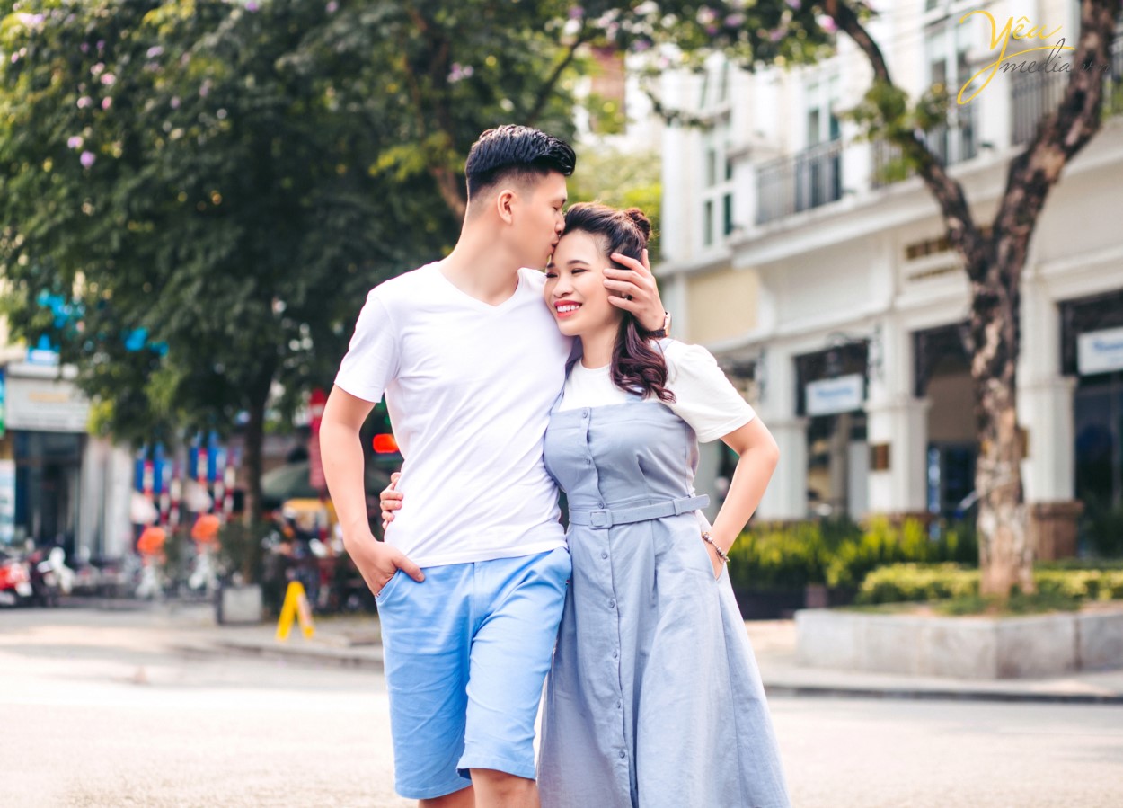 Đến với Smiley Ville du khách sẽ đi du lịch vòng quanh thế giới, chiêm ngưỡng các danh lam thắng cảnh nổi tiếng được tái hiện lại như Quảng trường ánh sáng, Cầu tình yêu Des Art của Pháp, Nhà nghiêng Crooked House Poland, Hòn đảo thiên đường Santorini, những ngôi nhà sắc màu của Venice, Bến thuyền Caribean Nhật Bản, Ngôi nhà nhỏ trên thảo nguyên với những chàng cao bồi Mỹ, không gian Coffee vintage thơ mộng và vô vàn những concept phục dựng mô phỏng những con phố cổ Hà Nội, những ngôi nhà gỗ của Nhật Bản đáng yêu. Với 80% quần thể sinh thái là các loại hoa quý hiếm, độc, lạ được quy hoạch và tạo hình nghệ thuật đã làm nên một không gian tuyệt vời đem đến cho du khách không khí trong lành và những giây phút thư giãn, thoải mái. Luôn tiên phong trong việc sáng tạo, đưa ra ý tưởng mới, cập nhật các bối cảnh mới, chuyển động và thay đổi liên tục, Smiley Ville được biết đến là thiên đường chụp ảnh cưới, địa điểm sống ảo của giới trẻ, là sân chơi và cầu nối cho những người yêu nghệ thuật, điện ảnh. Yêu Media hân hạnh phục vụ khách hàng Đức - Huy trong việc chụp ảnh cưới tại phim trường bậc nhất Hà Nội này với gói combo album của mình.