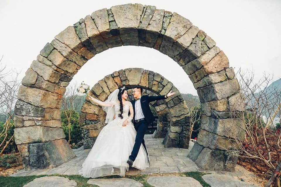 chụp ảnh cưới tại cây cầu tình yêu tại Hạ Long