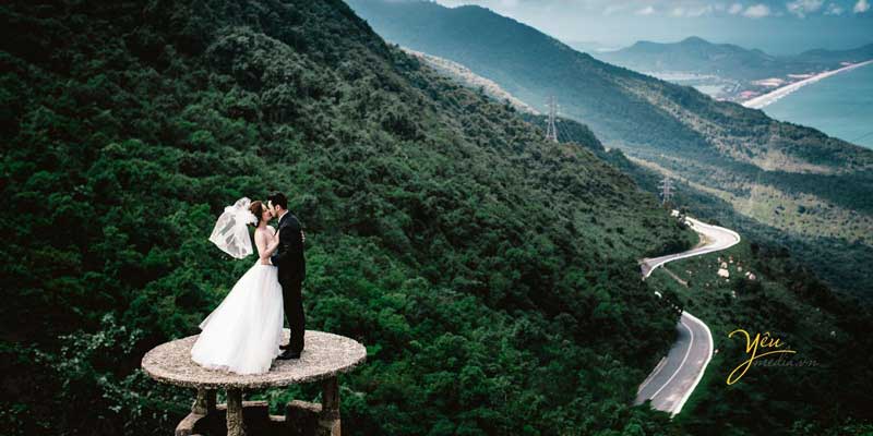 cô dâu chú rể hôn nhau trên đỉnh đèo hải vân