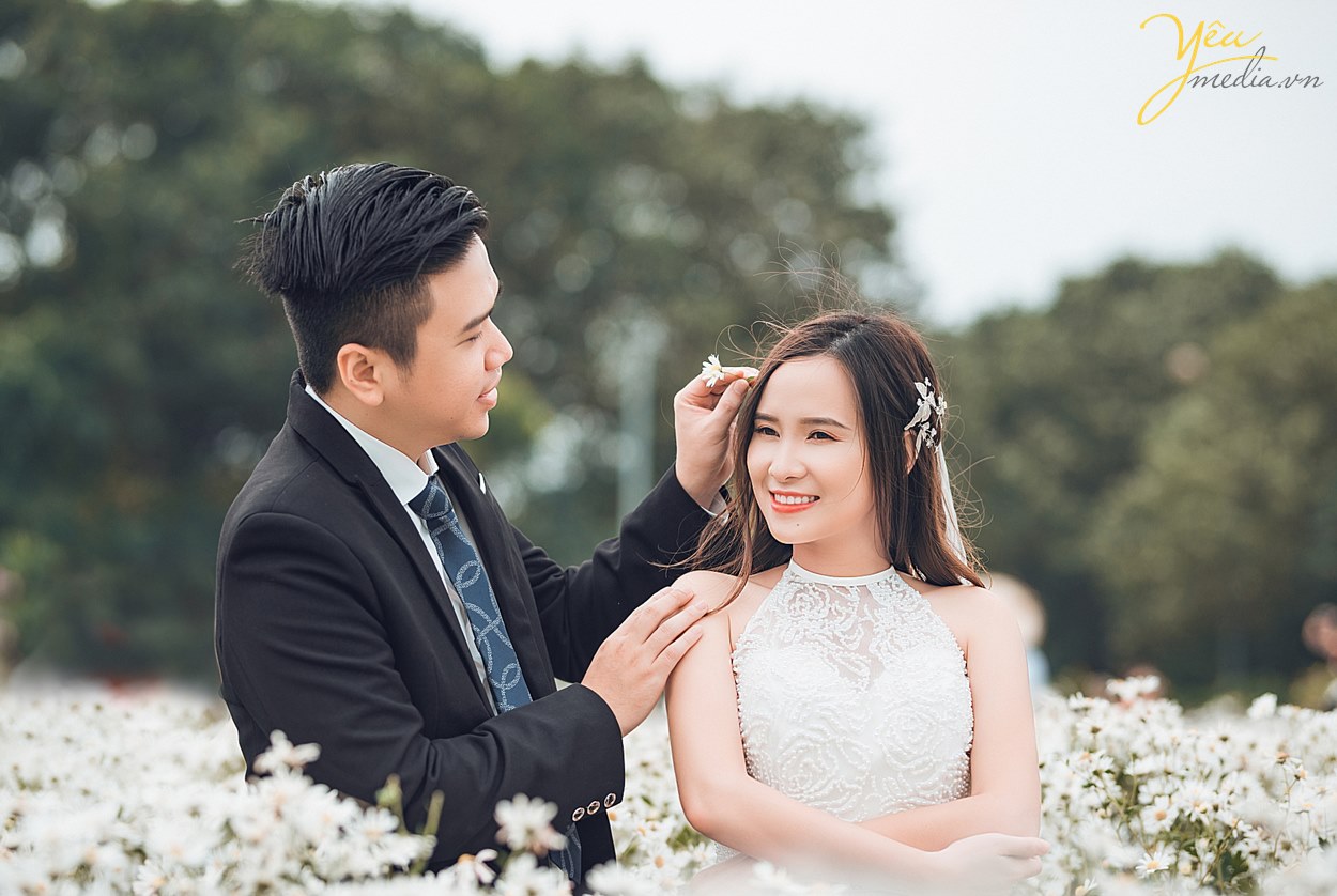 chụp ảnh cưới trong vườn hoa ở bãi đá sông hồng