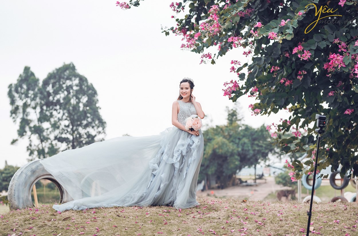 những phong cách pose hình cưới đẹp ở ngoài trời