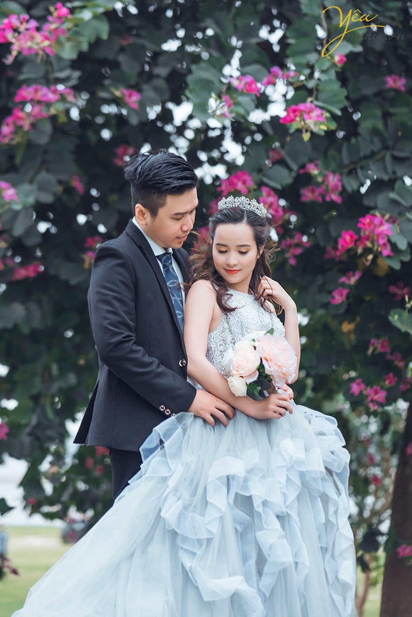 hướng dẫn tạo dáng khi chụp hình cưới ngoài trời