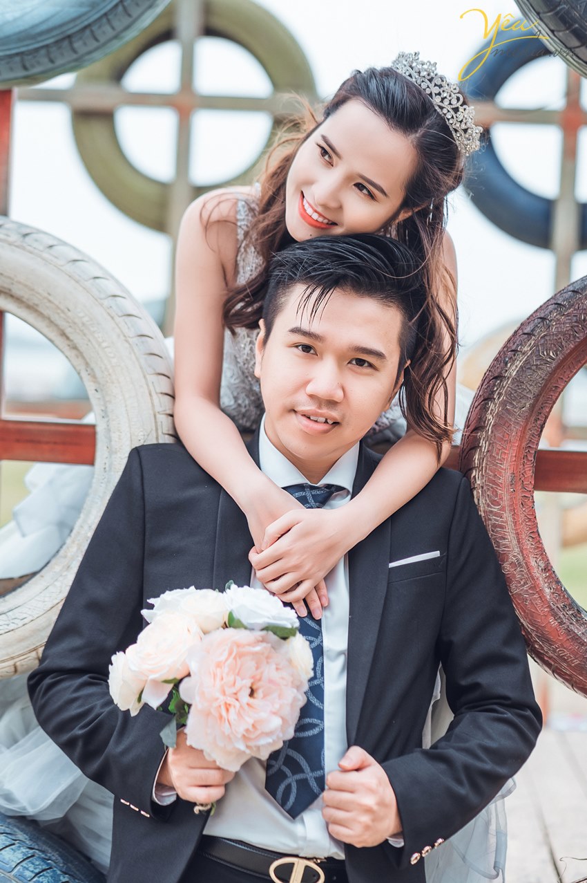 chụp ảnh cưới hai vợ chồng ôm nhau tình cảm