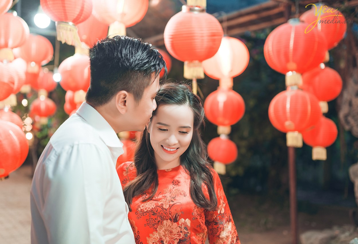 báo giá chụp hình cưới với áo dài và đèn lồng