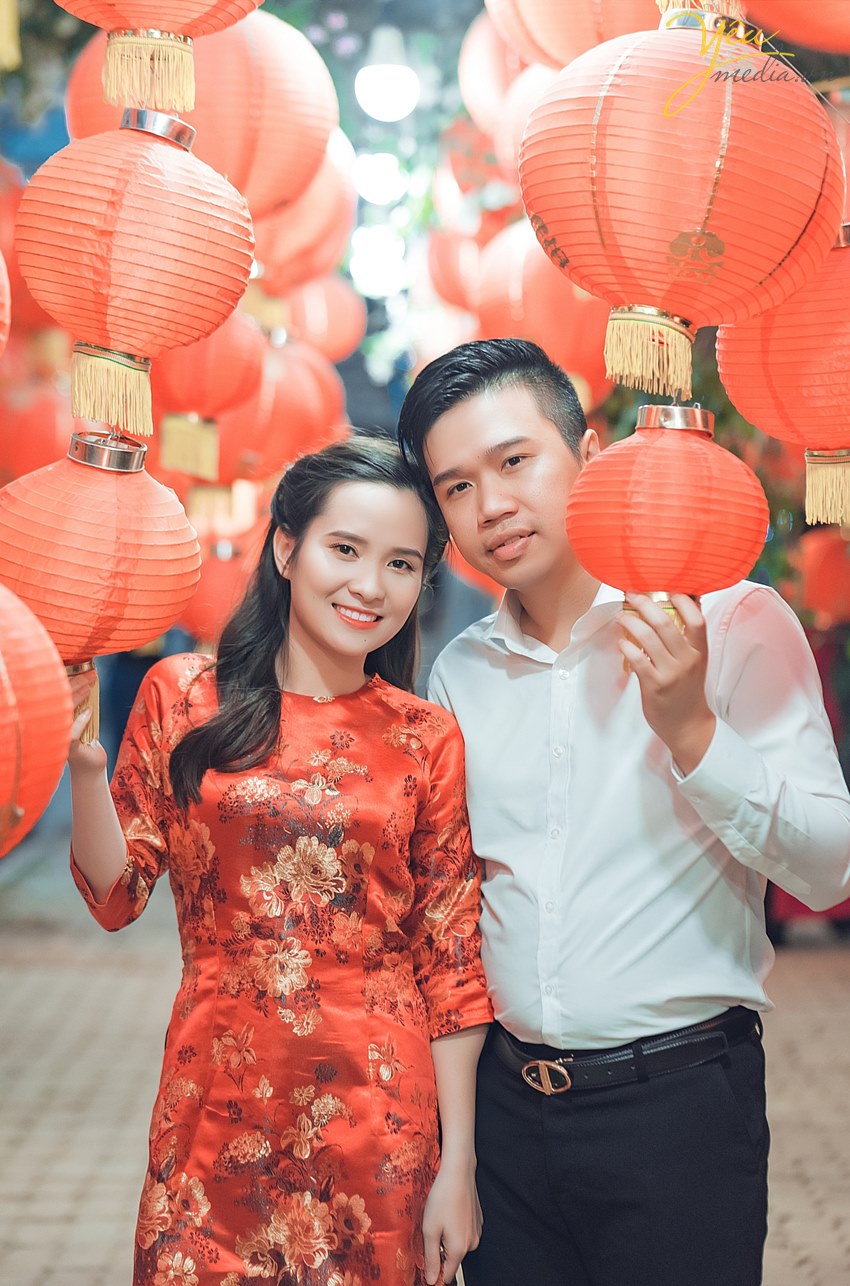 áo dài và đèn lông nền chụp ảnh cưới tạo dáng thế nào